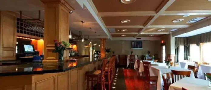 Day, Restaurant/Places to Eat in Norwalk Inn & Conference Center