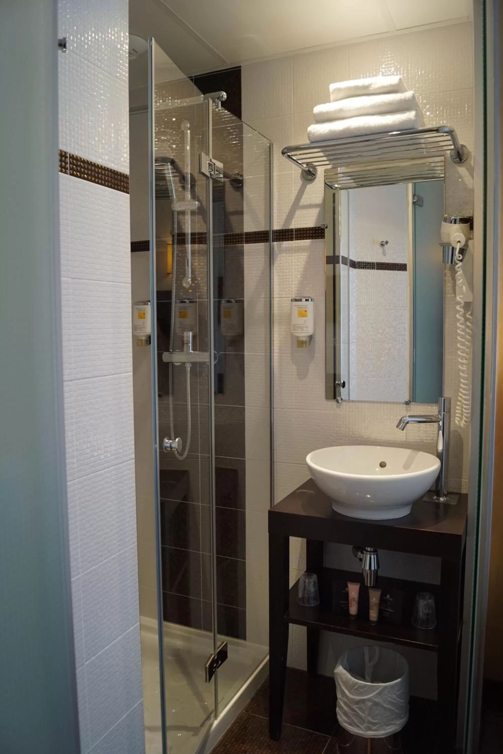 Shower in Hôtel de l'Exposition - Tour Eiffel