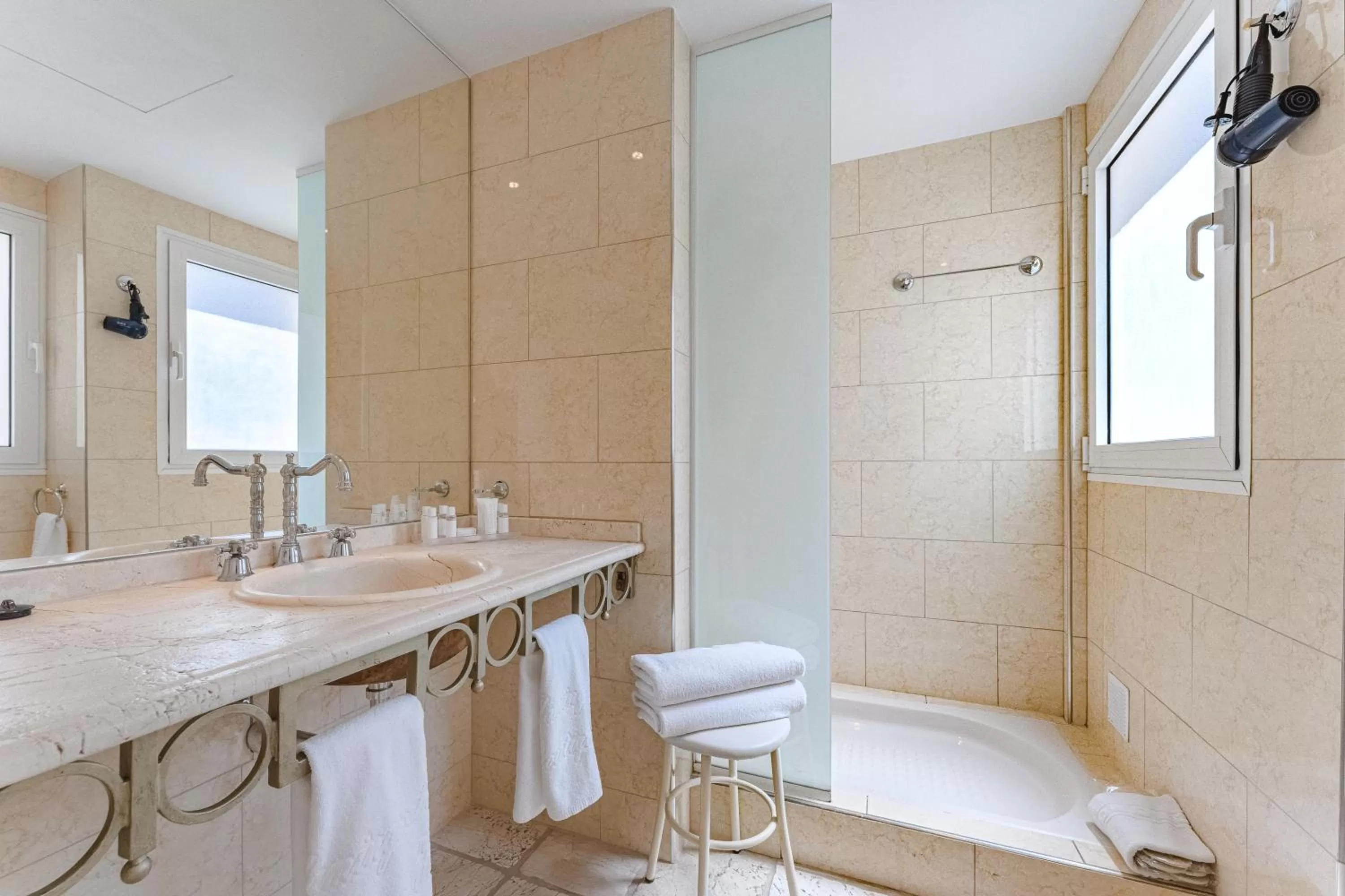 Bathroom in Flamingo Suites Boutique Hotel