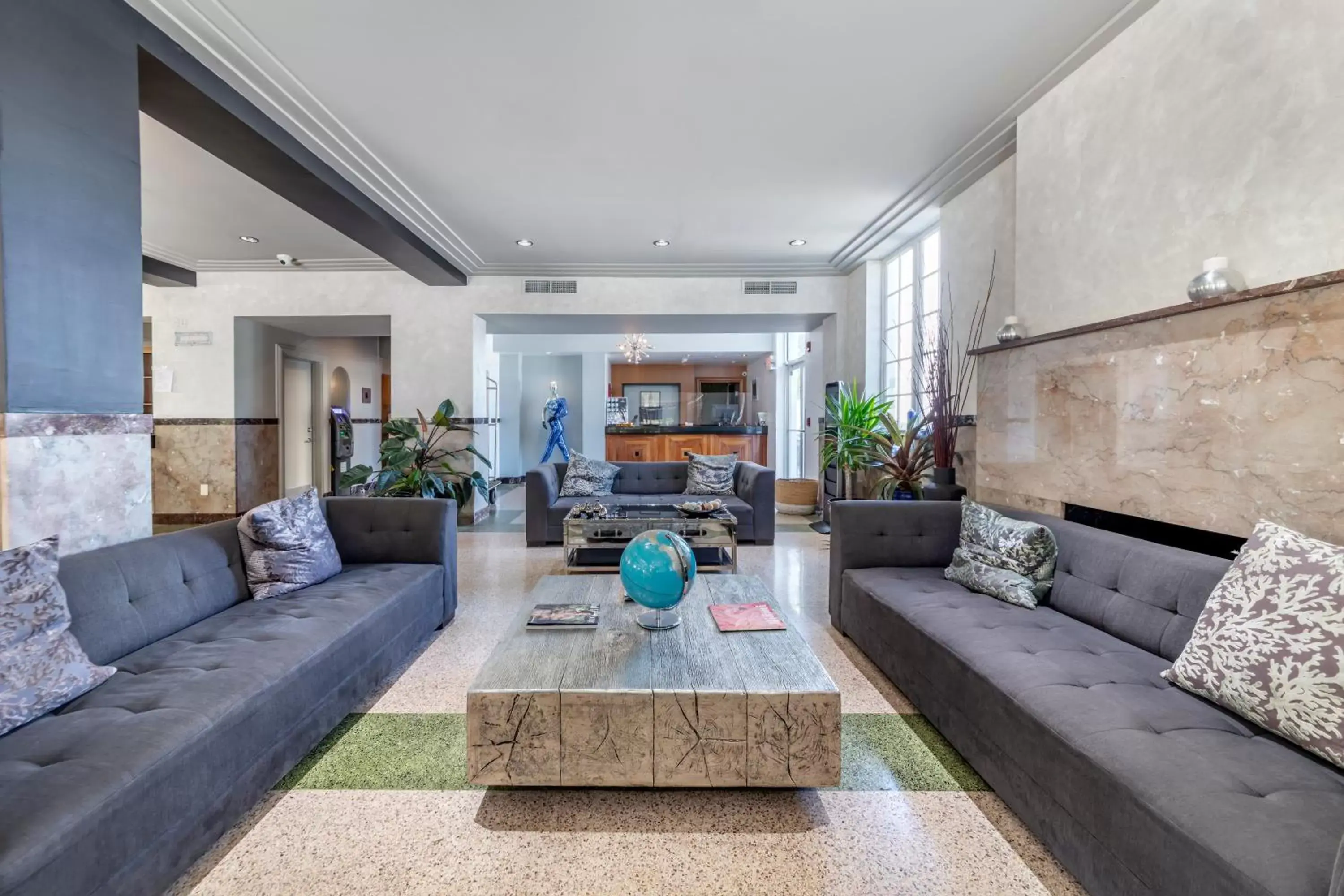 Lobby or reception, Seating Area in La Flora by LuxUrban Lobby or reception, Seating Area in La Flora by LuxUrban