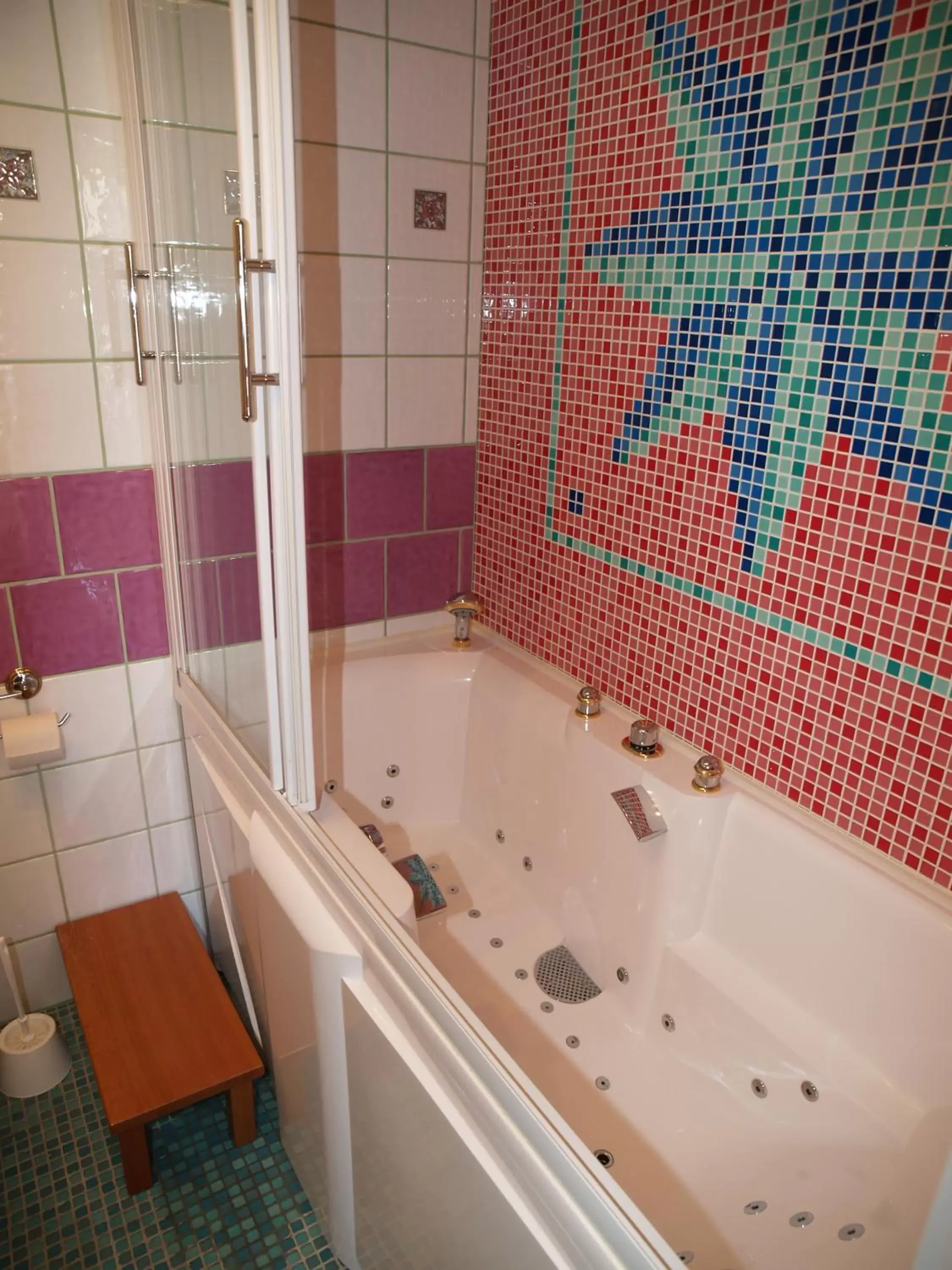 Bathroom in Hôtel De Calais