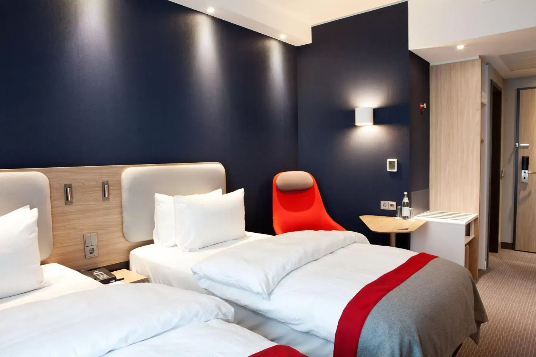 Bed in Holiday Inn Express Oberhausen, an IHG Hotel