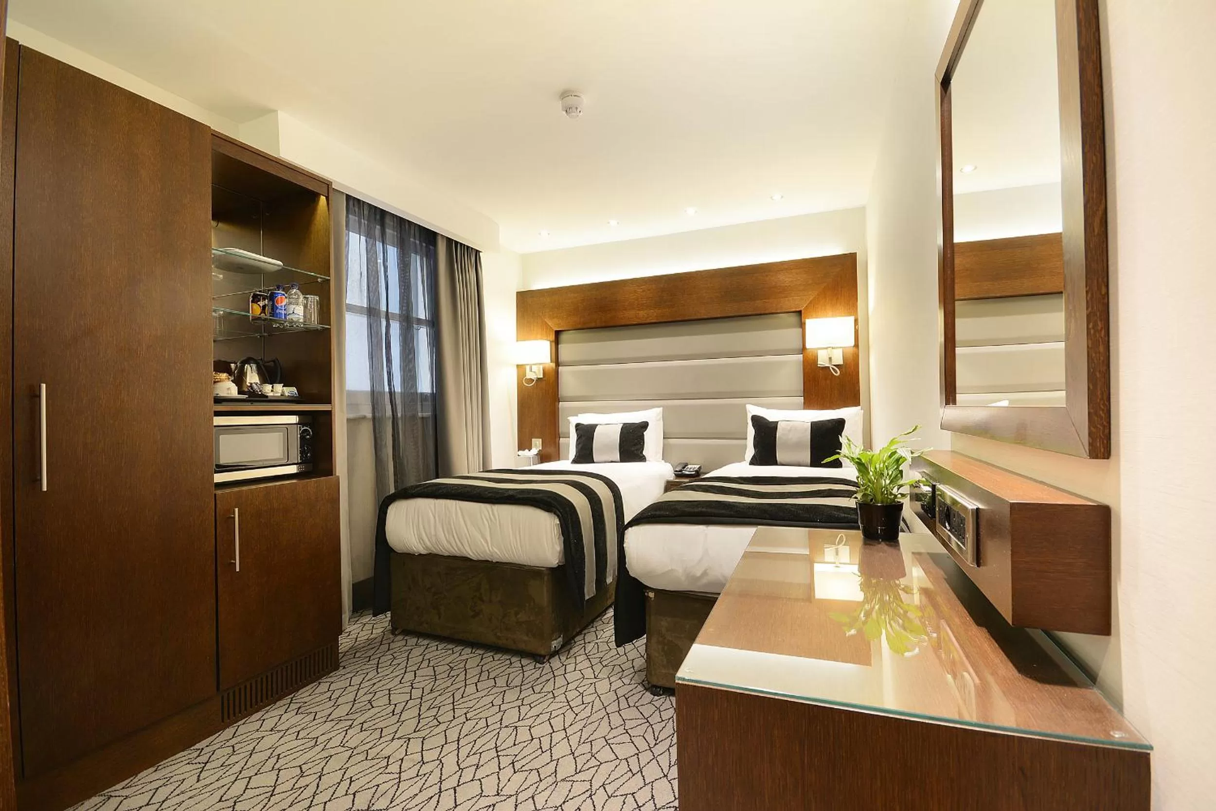 Bedroom, Bed in Park Grand Paddington Court