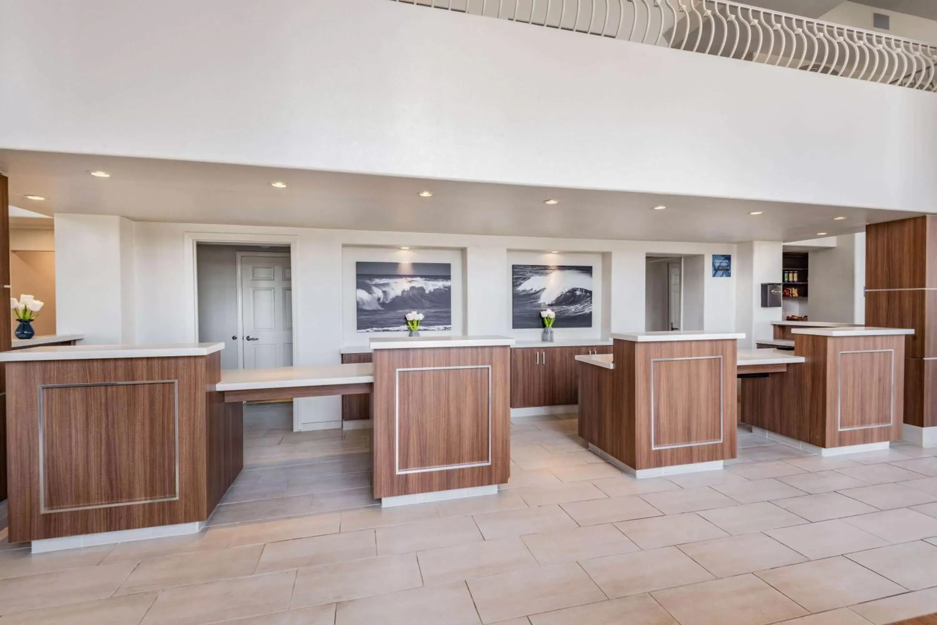 Lobby or reception, Kitchen/Kitchenette in Wyndham Garden San Diego