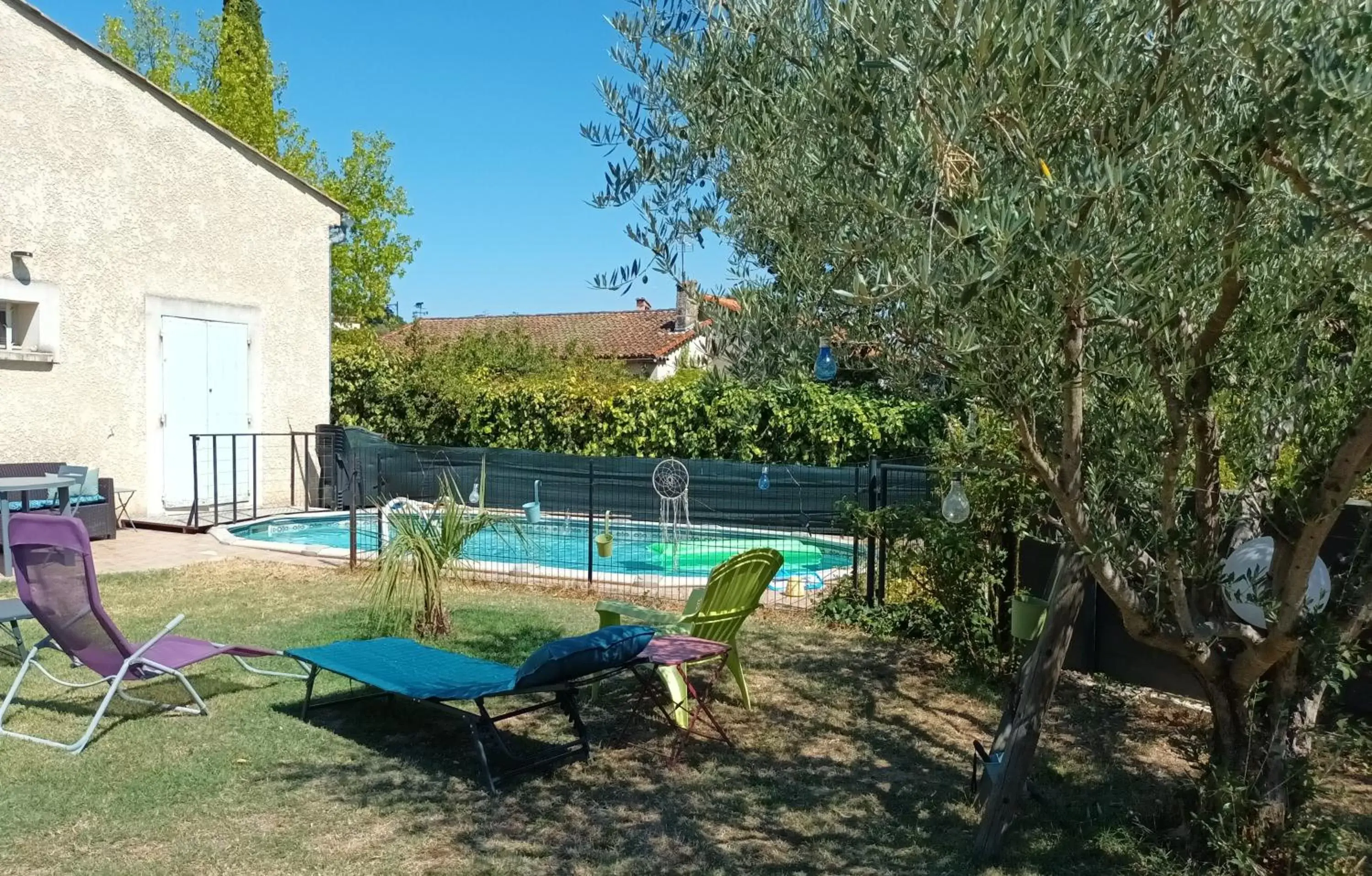 Swimming pool in A l'Ombre des Amandiers Chambres d'hôtes