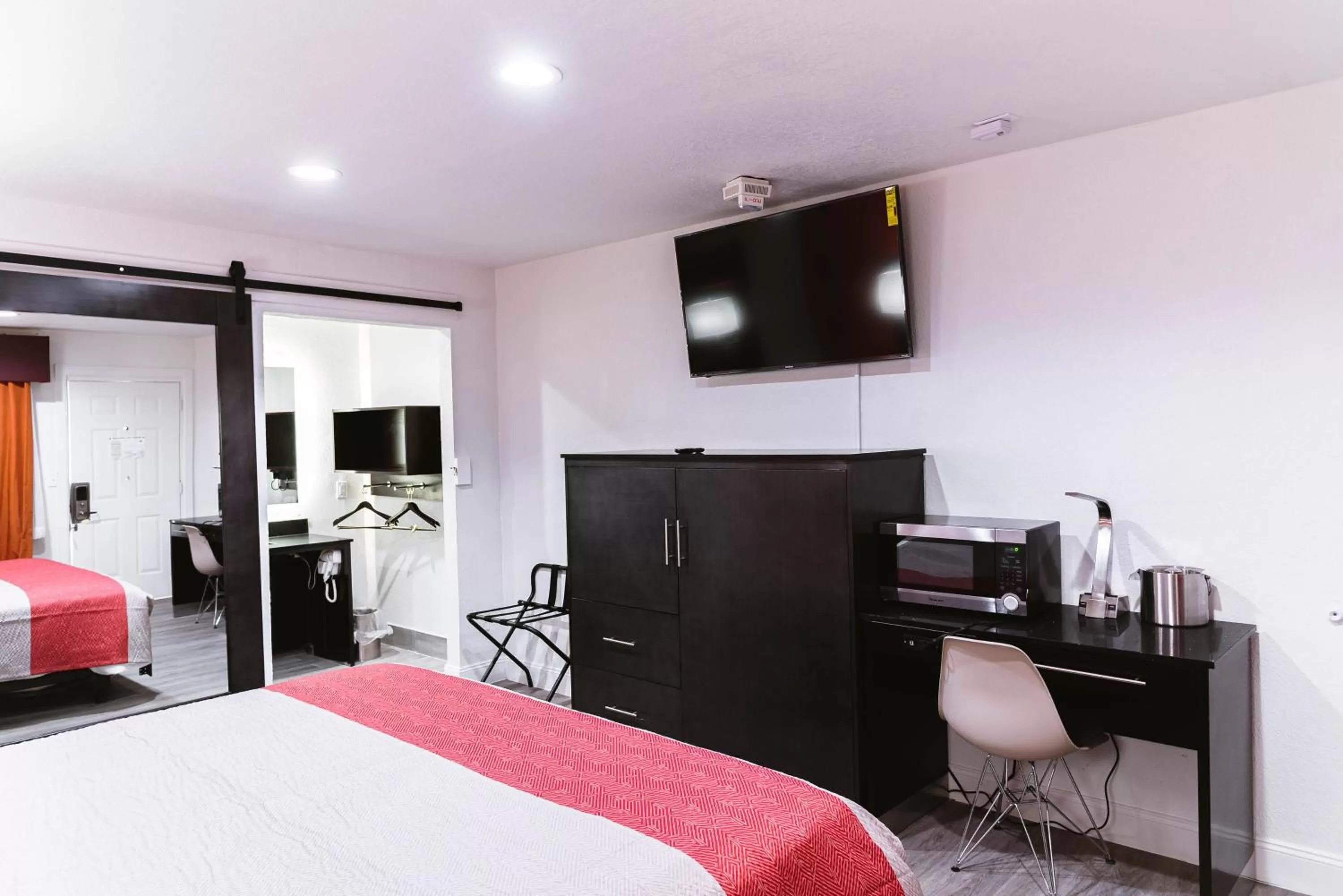 Bed in Motel 6 Bellville, OH