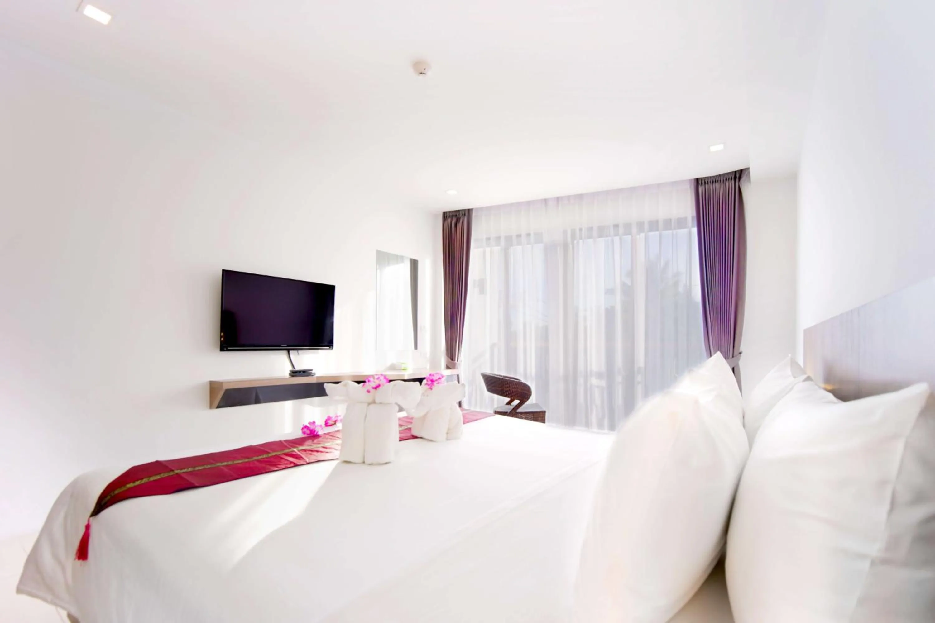 Photo of the whole room, Bed in Phoenix Hotel Karon Beach