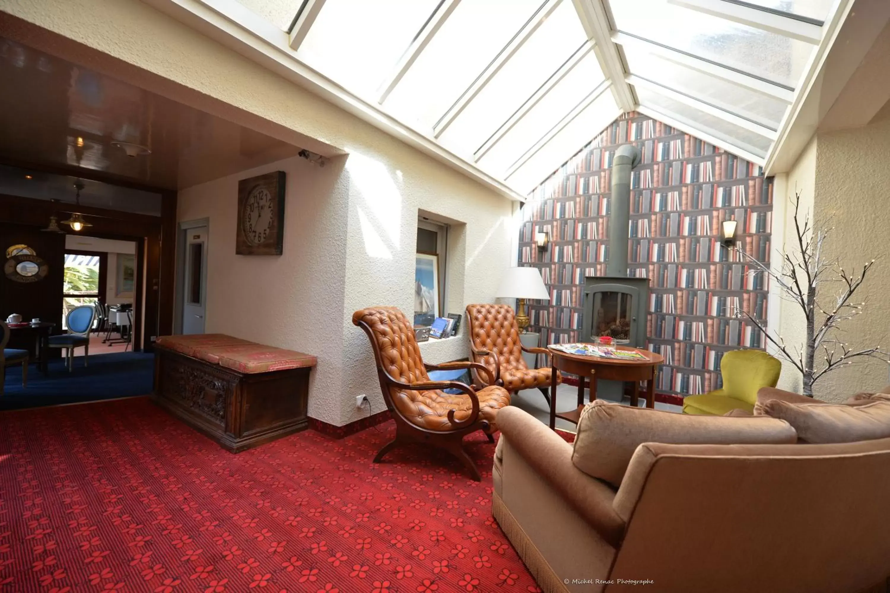 Library, Seating Area in Hotel Le Branhoc - Brit Hotel Auray