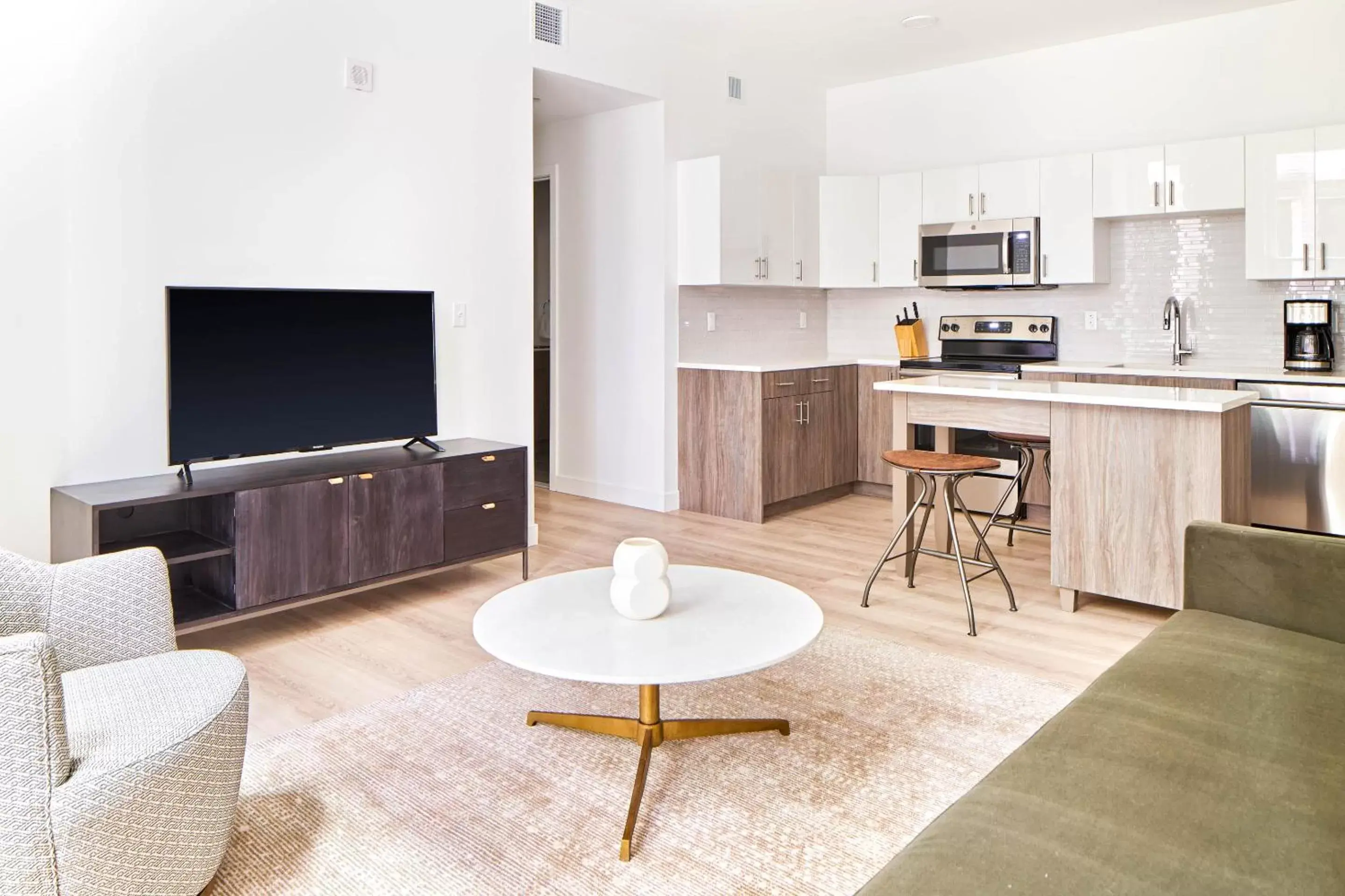 Living room, Kitchen/Kitchenette in Sonder The Witherspoon