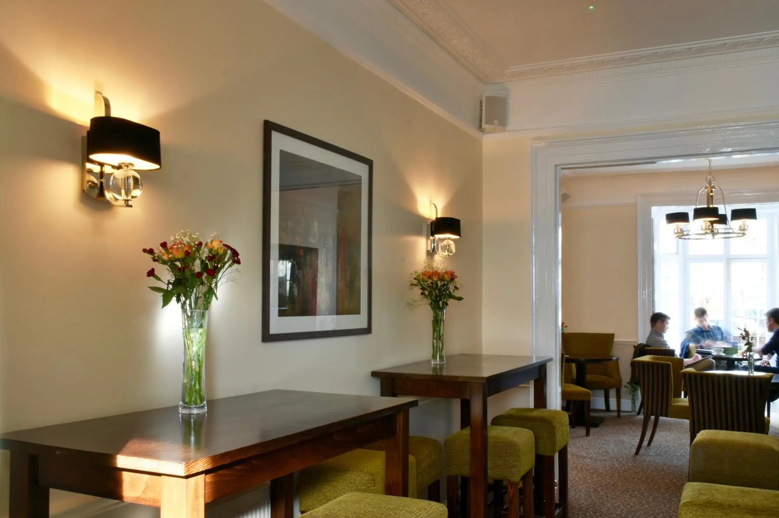 Lounge or bar, Dining Area in Queens Court Hotel
