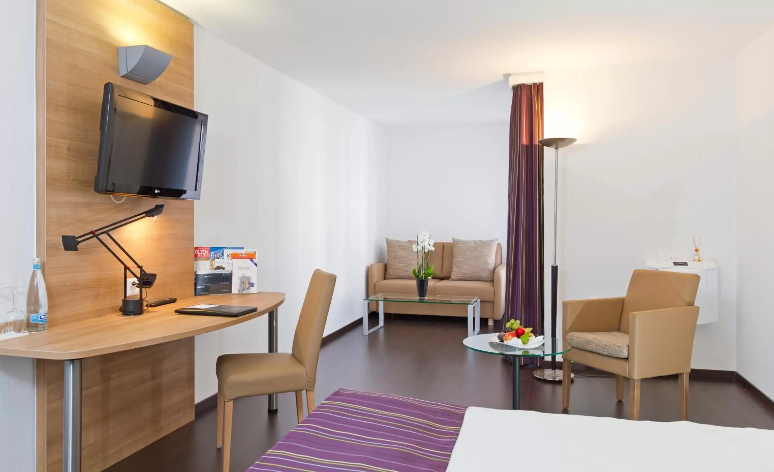 Bed, TV/Entertainment Center in Hotel Olten Swiss Quality