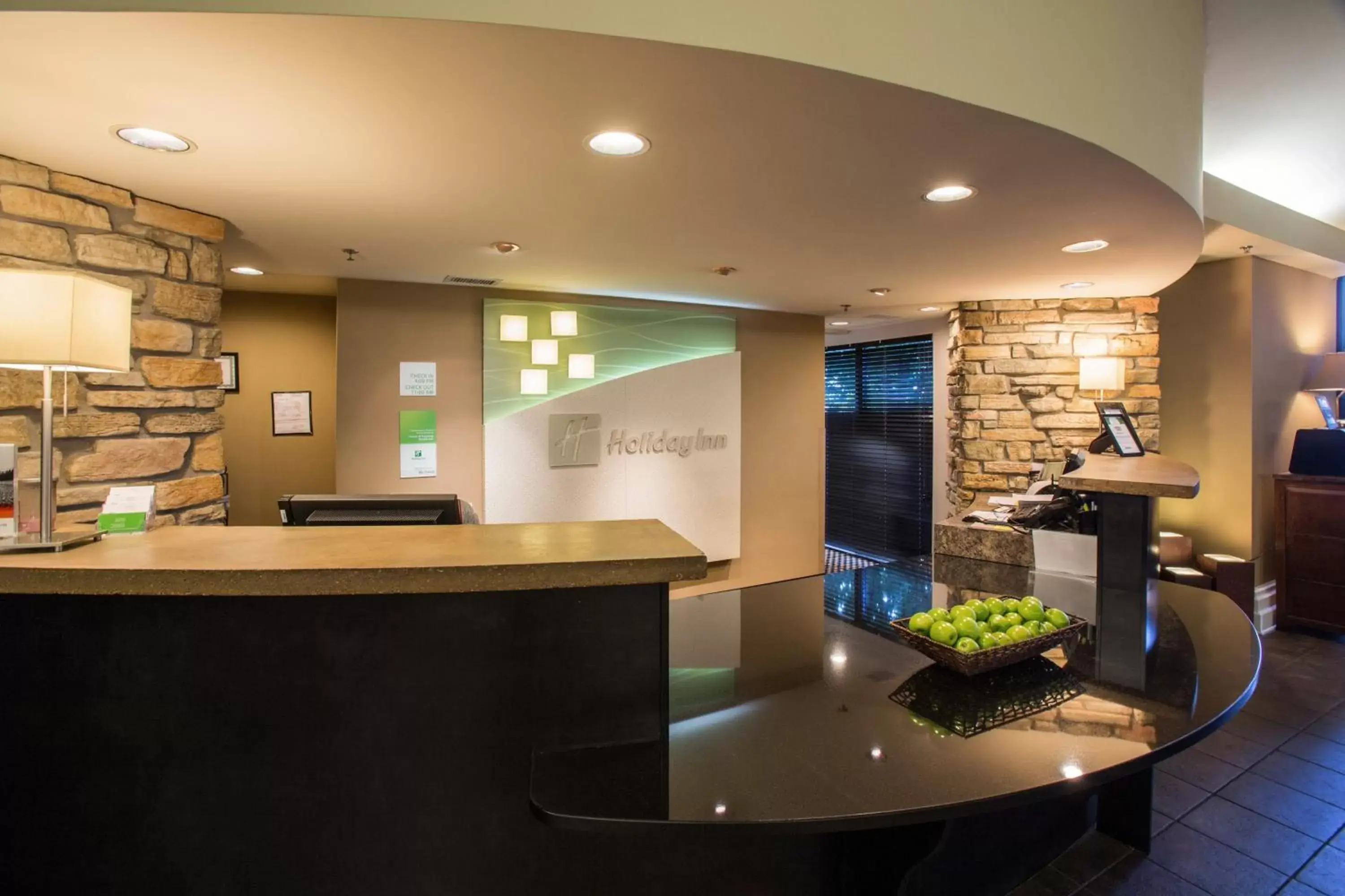 Property building, Lobby/Reception in Holiday Inn St. Paul Northeast - Lake Elmo, an IHG Hotel