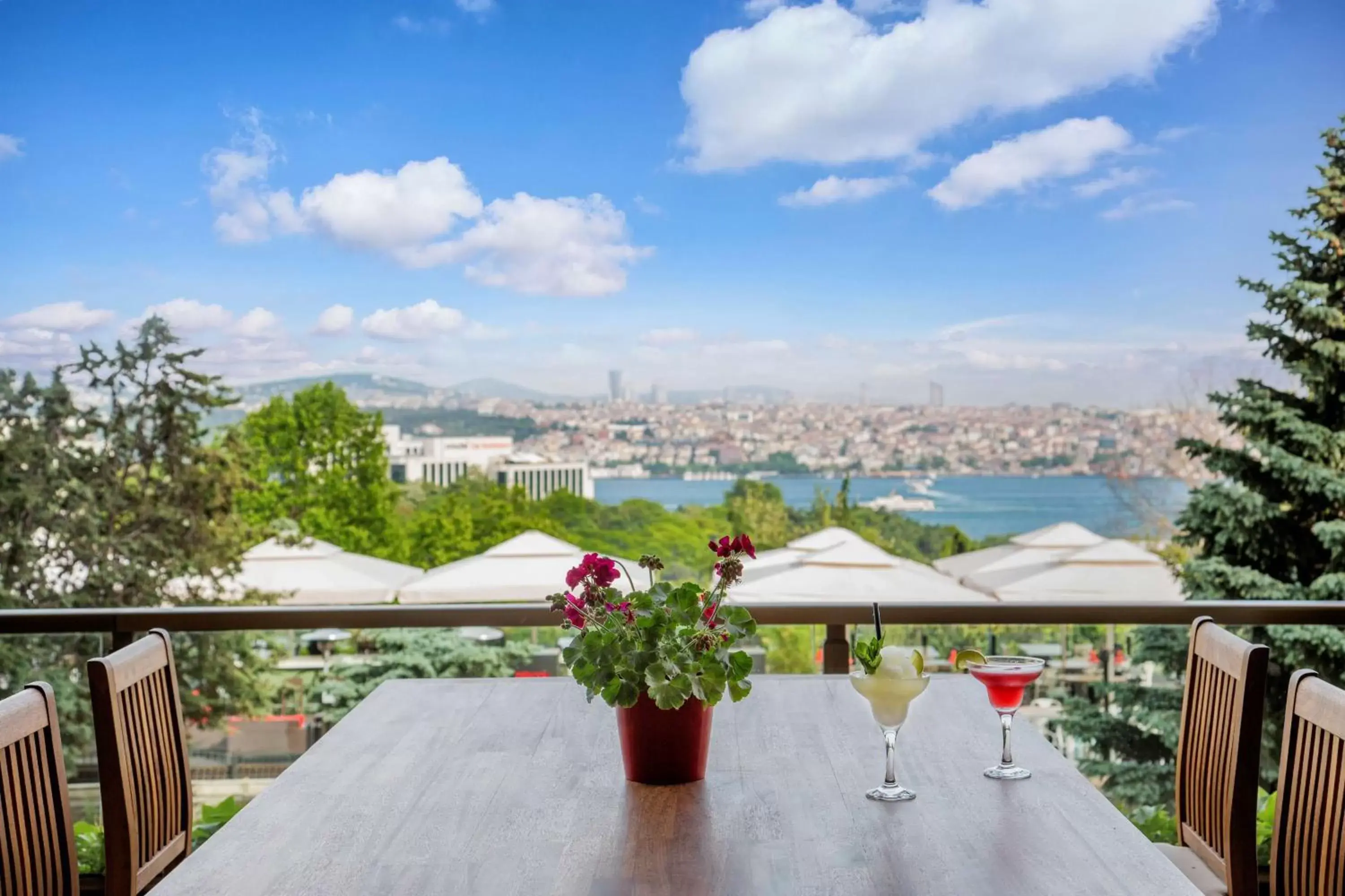 Restaurant/places to eat, Balcony/Terrace in Hilton Istanbul Bosphorus