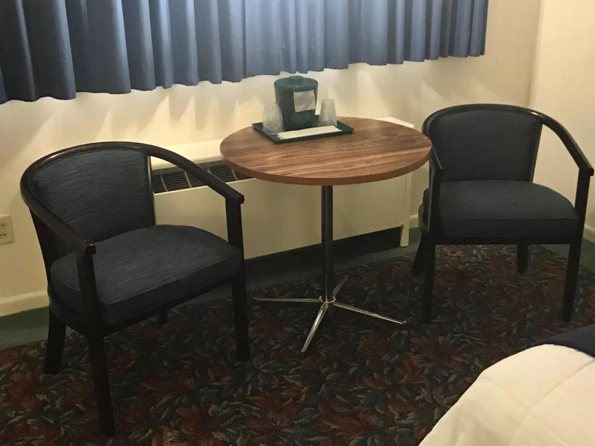 Seating Area in Cedar Motor Inn