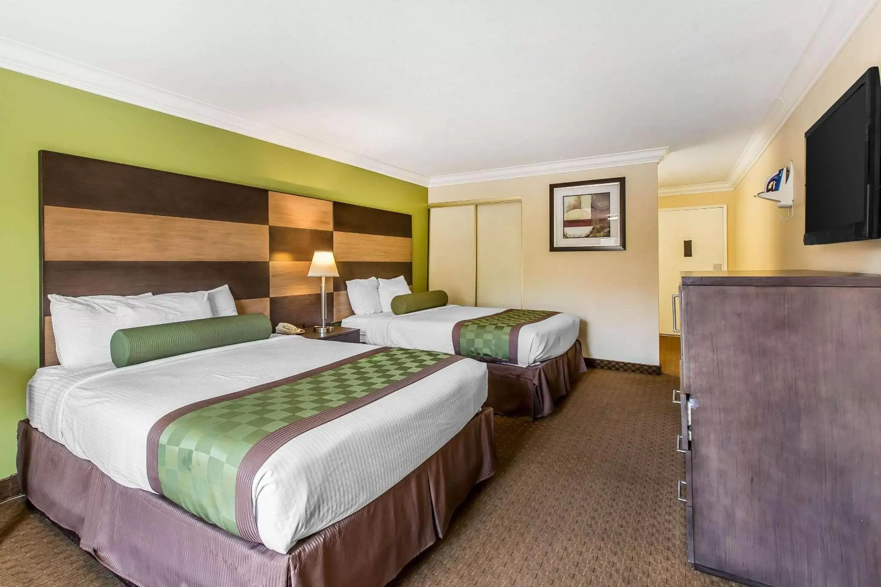 Photo of the whole room, Bed in Rodeway Inn & Suites Canyon Lake-Menifee West