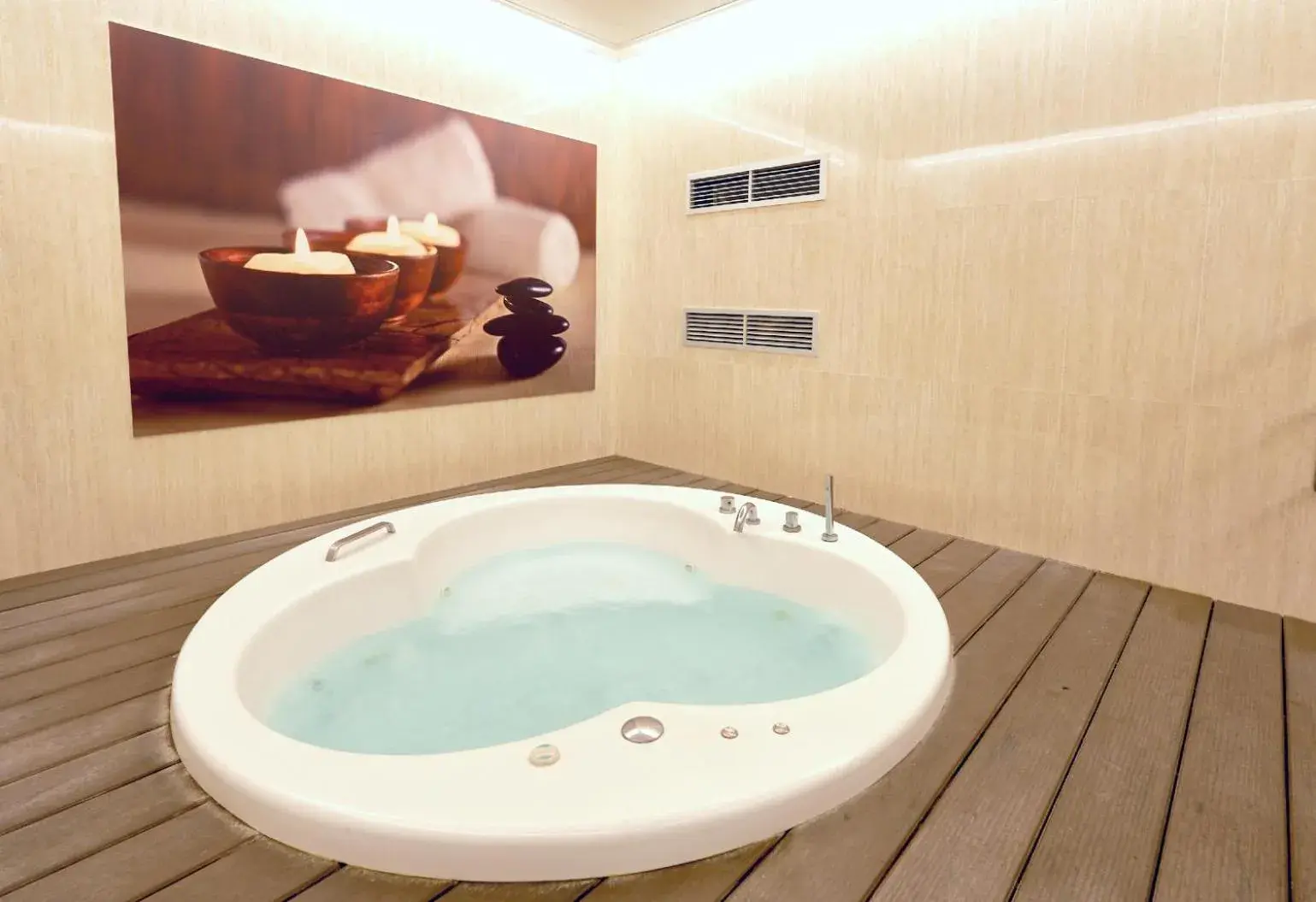 Hot Tub in Hotel Garbi Millenni