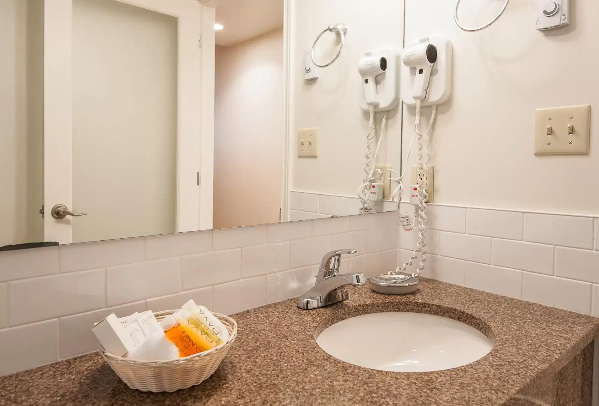 Bathroom in Dundee Arms Inn