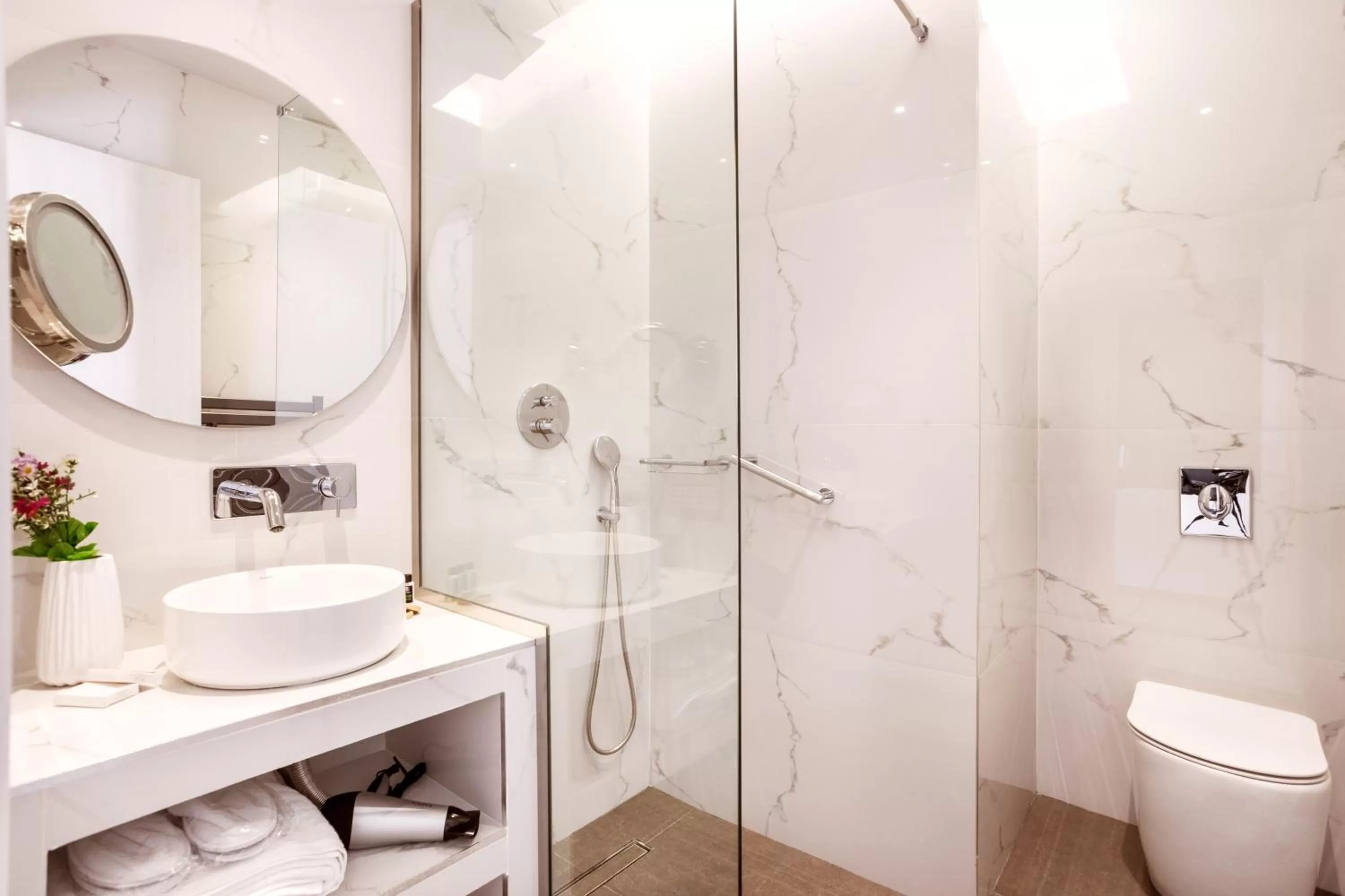 Shower in DAYS City Suites Athens