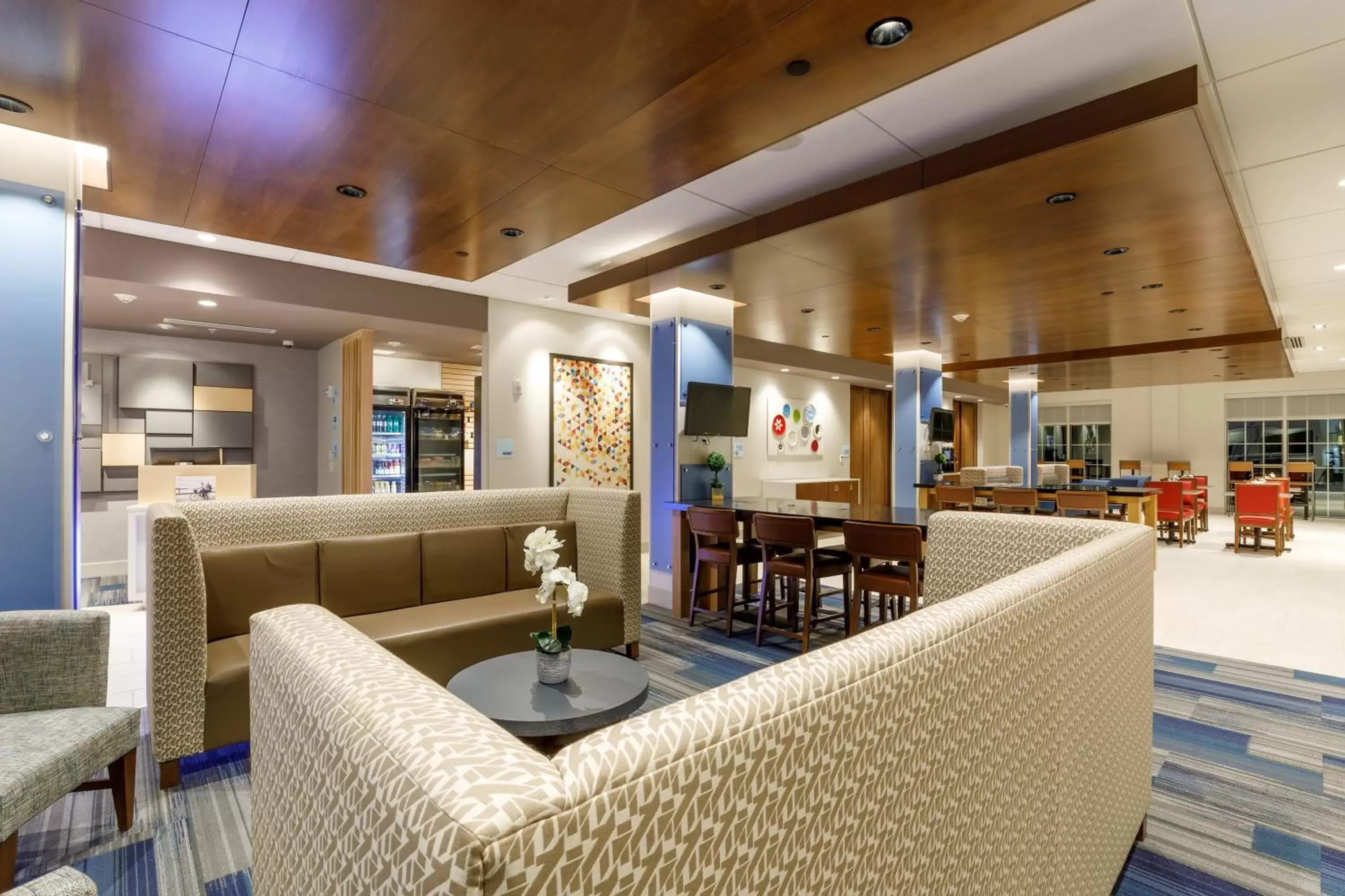 Property building, Lounge/Bar in Holiday Inn Express & Suites - Sturbridge, an IHG Hotel