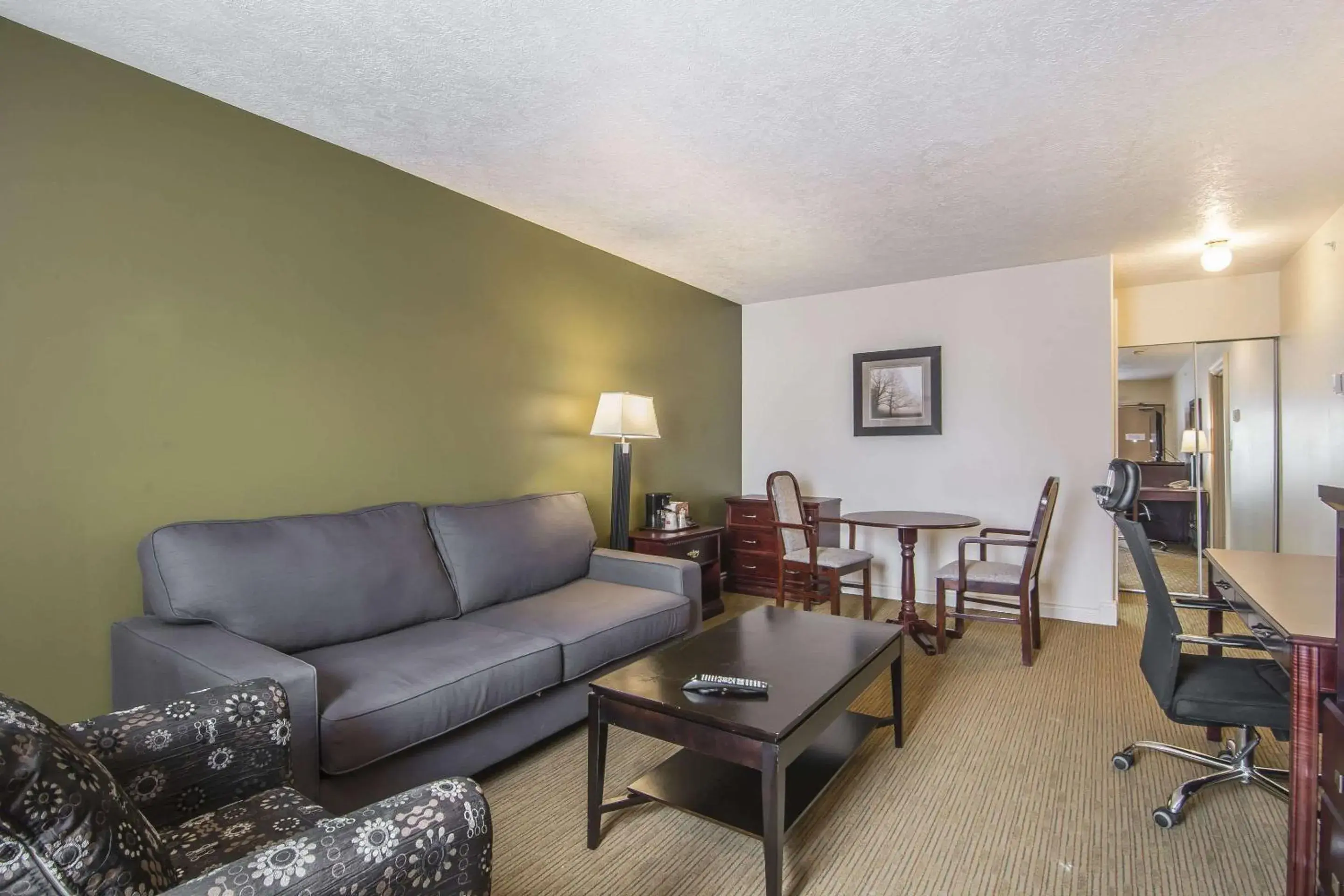 Photo of the whole room, Seating Area in Econo Lodge  Inn & Suites