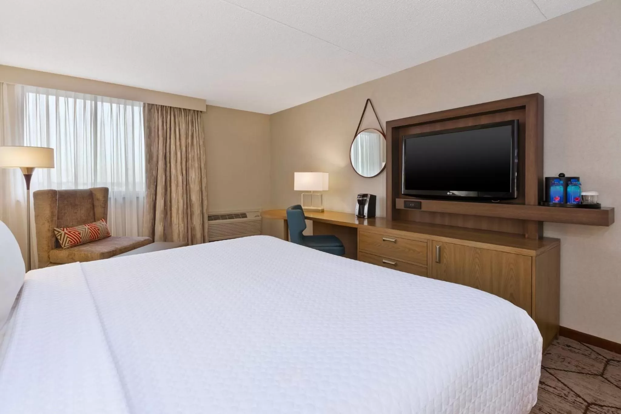 Photo of the whole room, Bed in Crowne Plaza Columbus North - Worthington by IHG