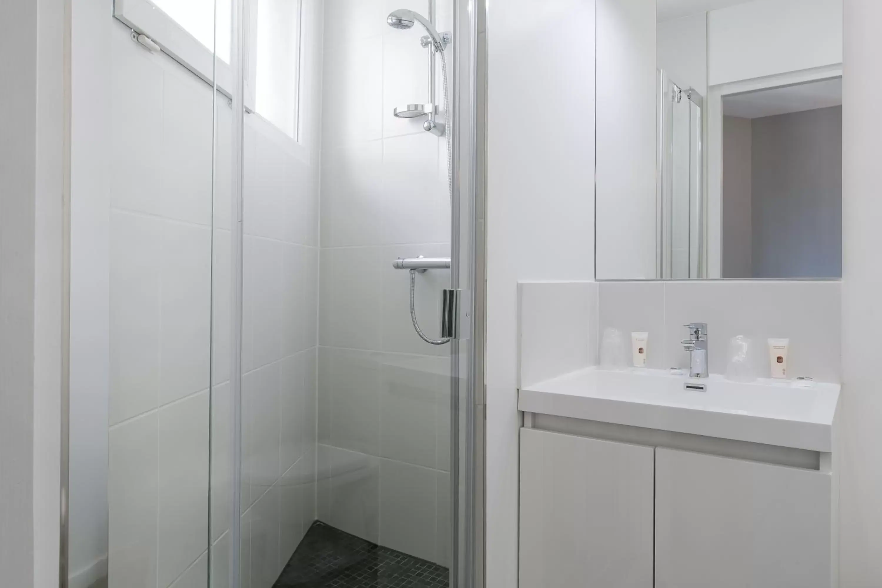 Shower, Bathroom in Hotel Foch Nancy Gare