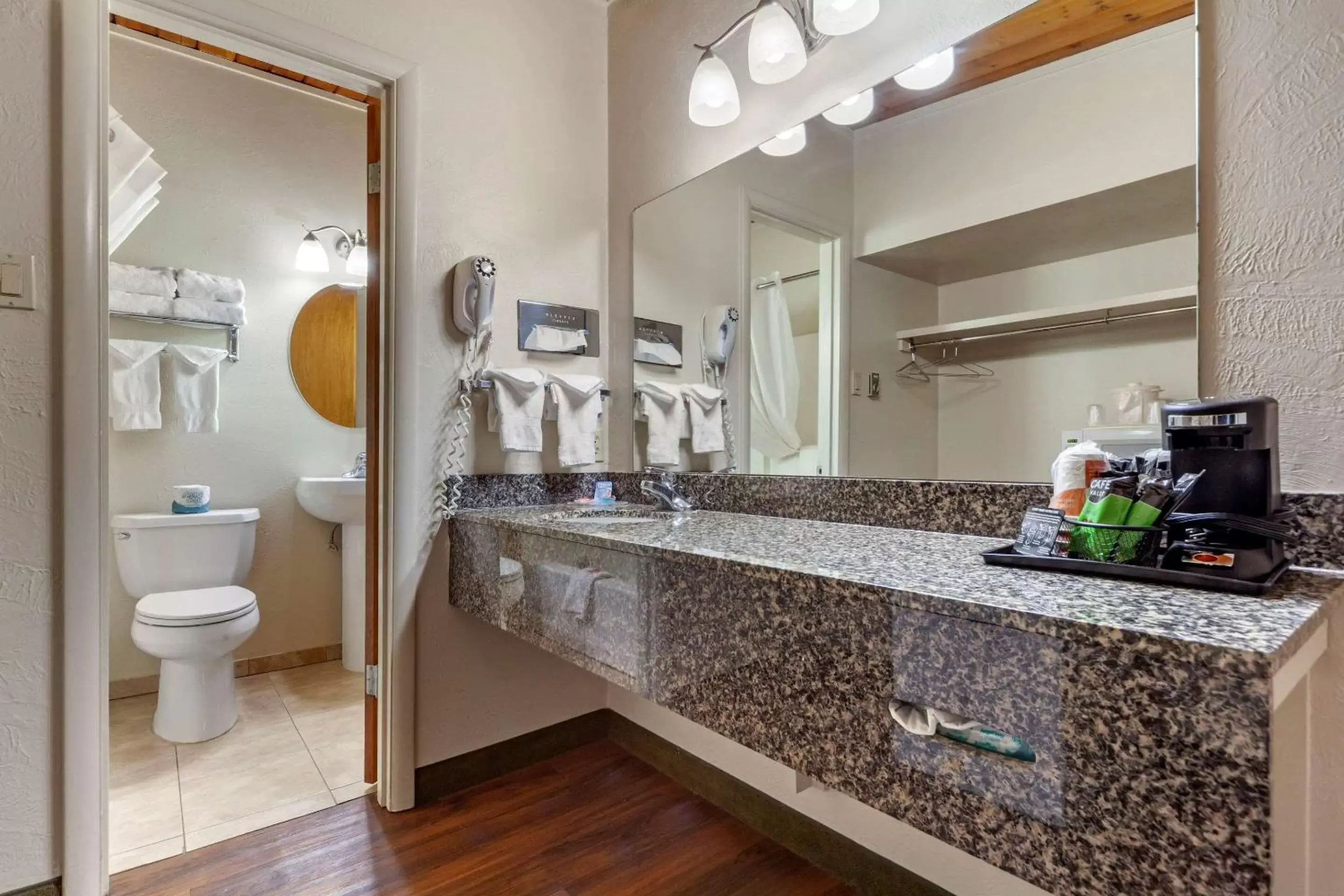 Bathroom, Kitchen/Kitchenette in Harmony Inn & Suites