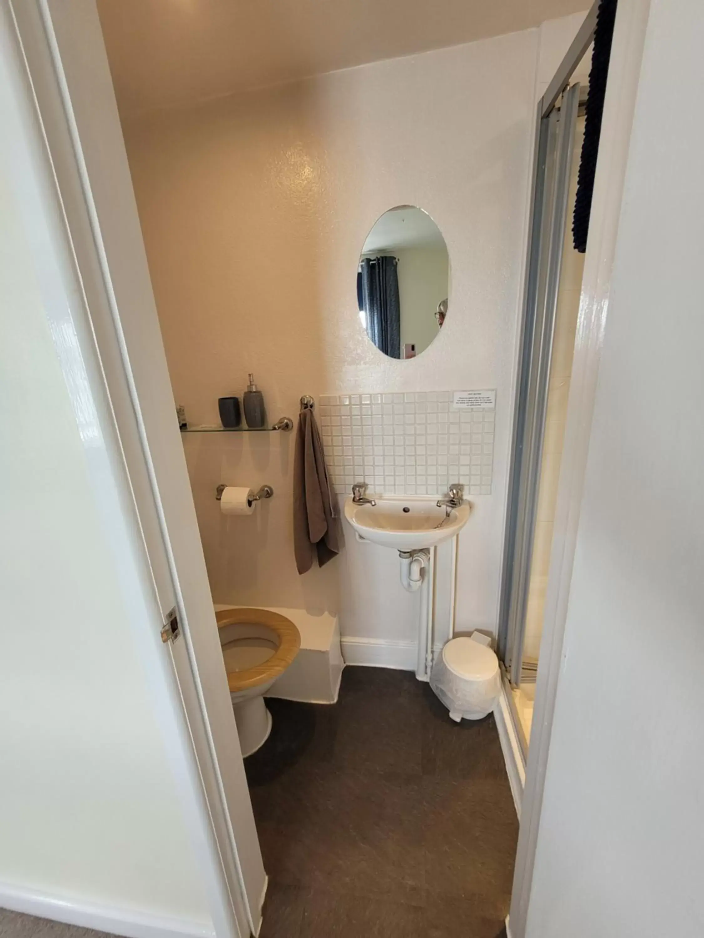 Bathroom in Lyndale Guest House