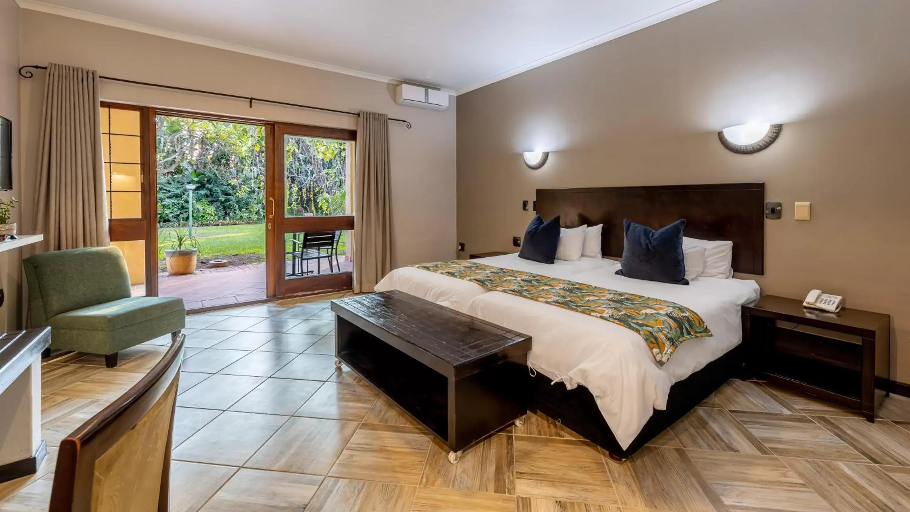 Patio, Bed in Hotel Numbi & Garden Suites