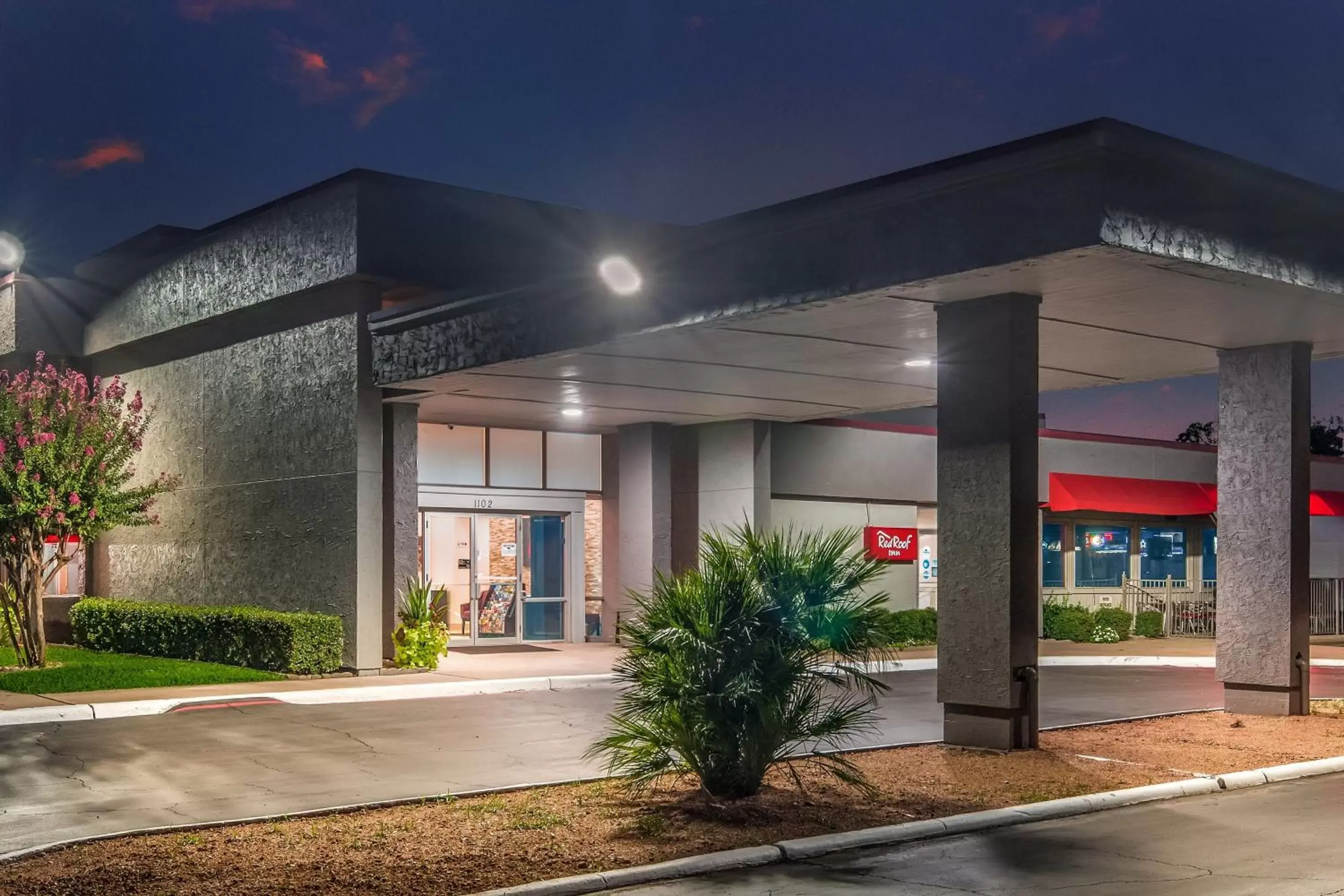 Property building, Facade/Entrance in Red Roof Inn Lewisville