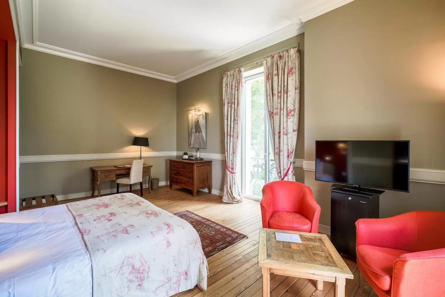 Photo of the whole room, Bed in Château Grattequina Hôtel