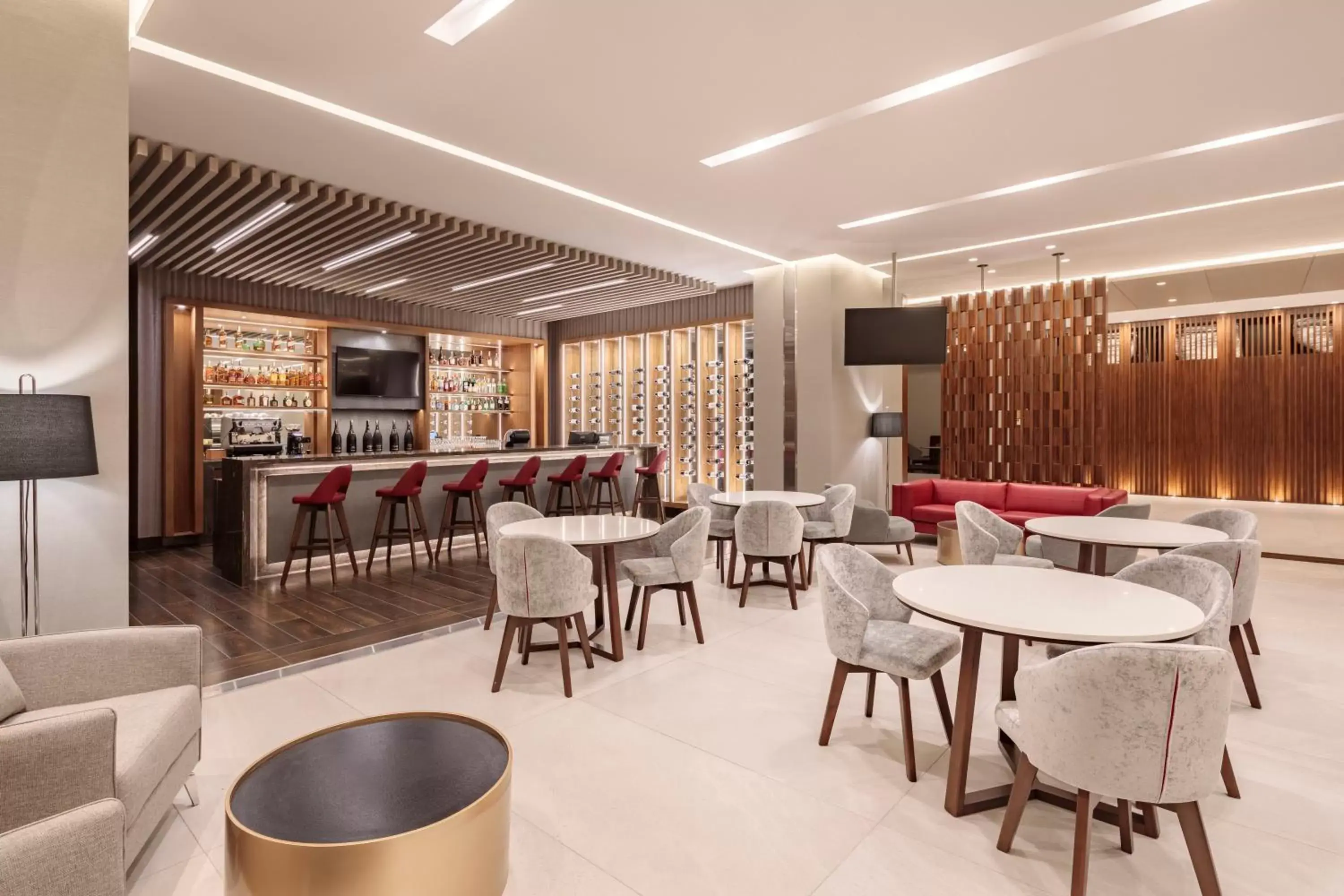 Lounge or bar, Restaurant/Places to Eat in Holiday Inn - Quito Airport, an IHG Hotel