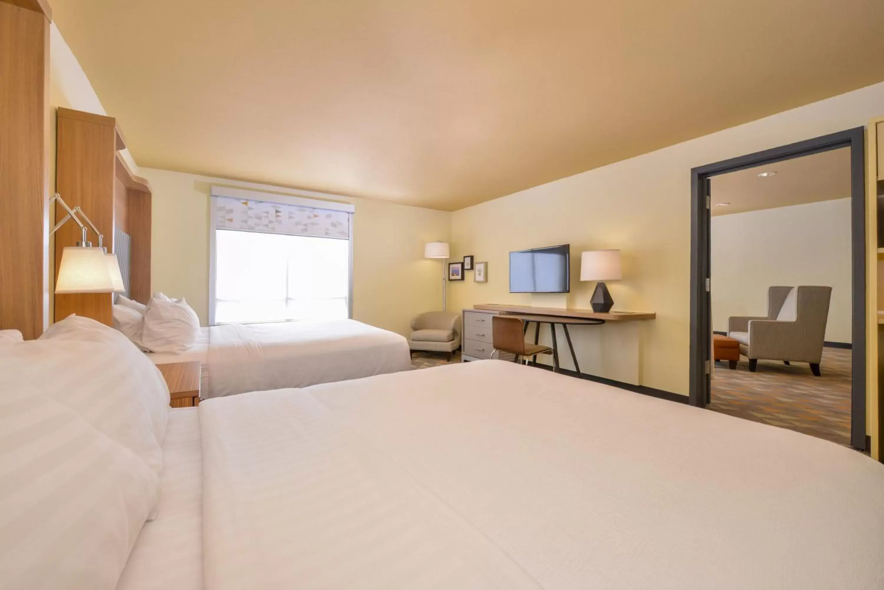 Photo of the whole room, Bed in Holiday Inn Kansas City Airport, an IHG Hotel