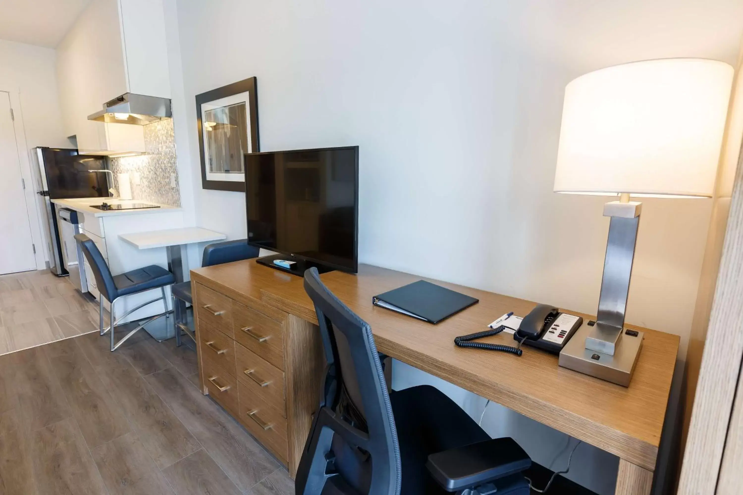 Photo of the whole room, TV/Entertainment Center in Executive Residency by Best Western Calgary City View North