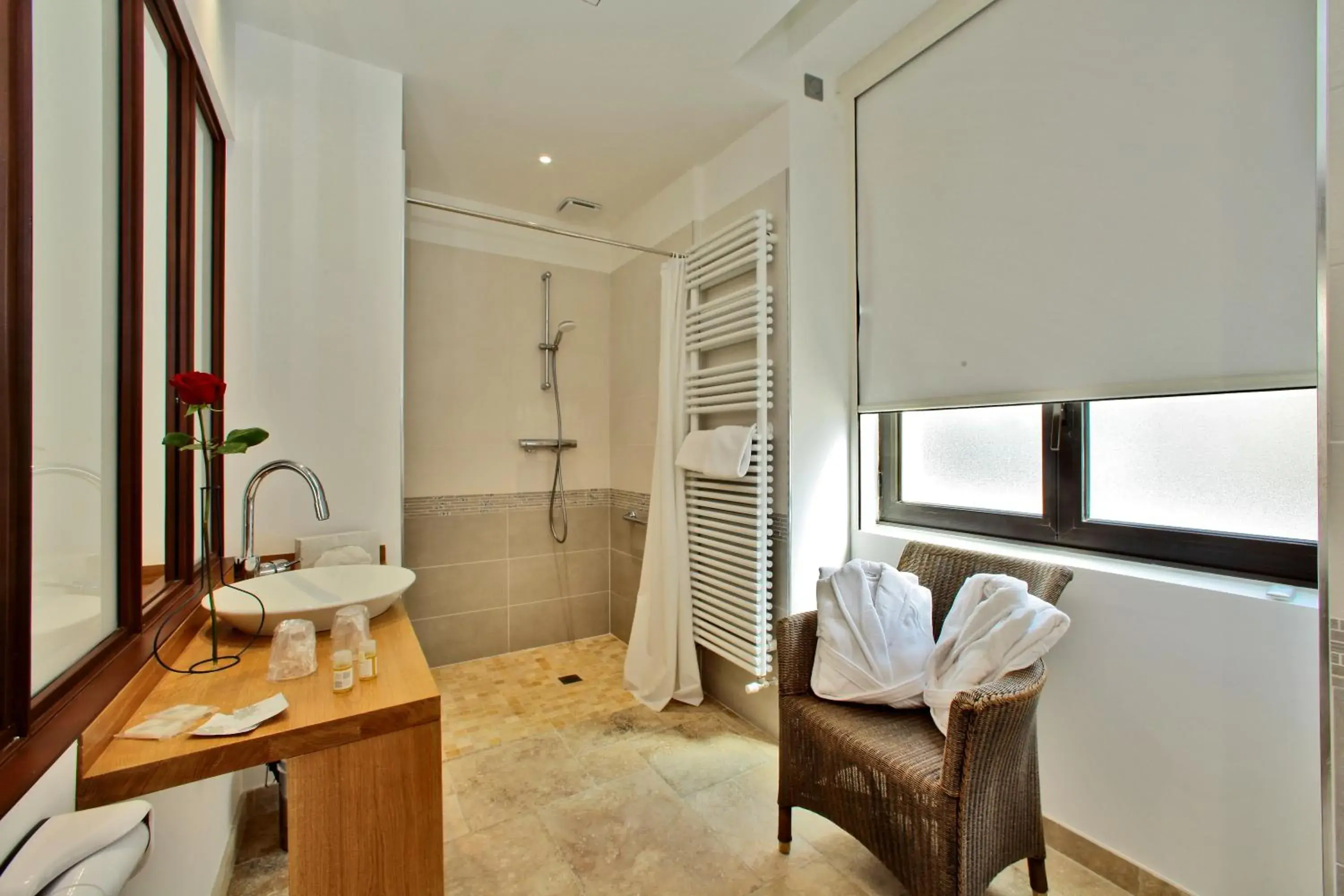 Shower, Bathroom in Hotel de Compostelle