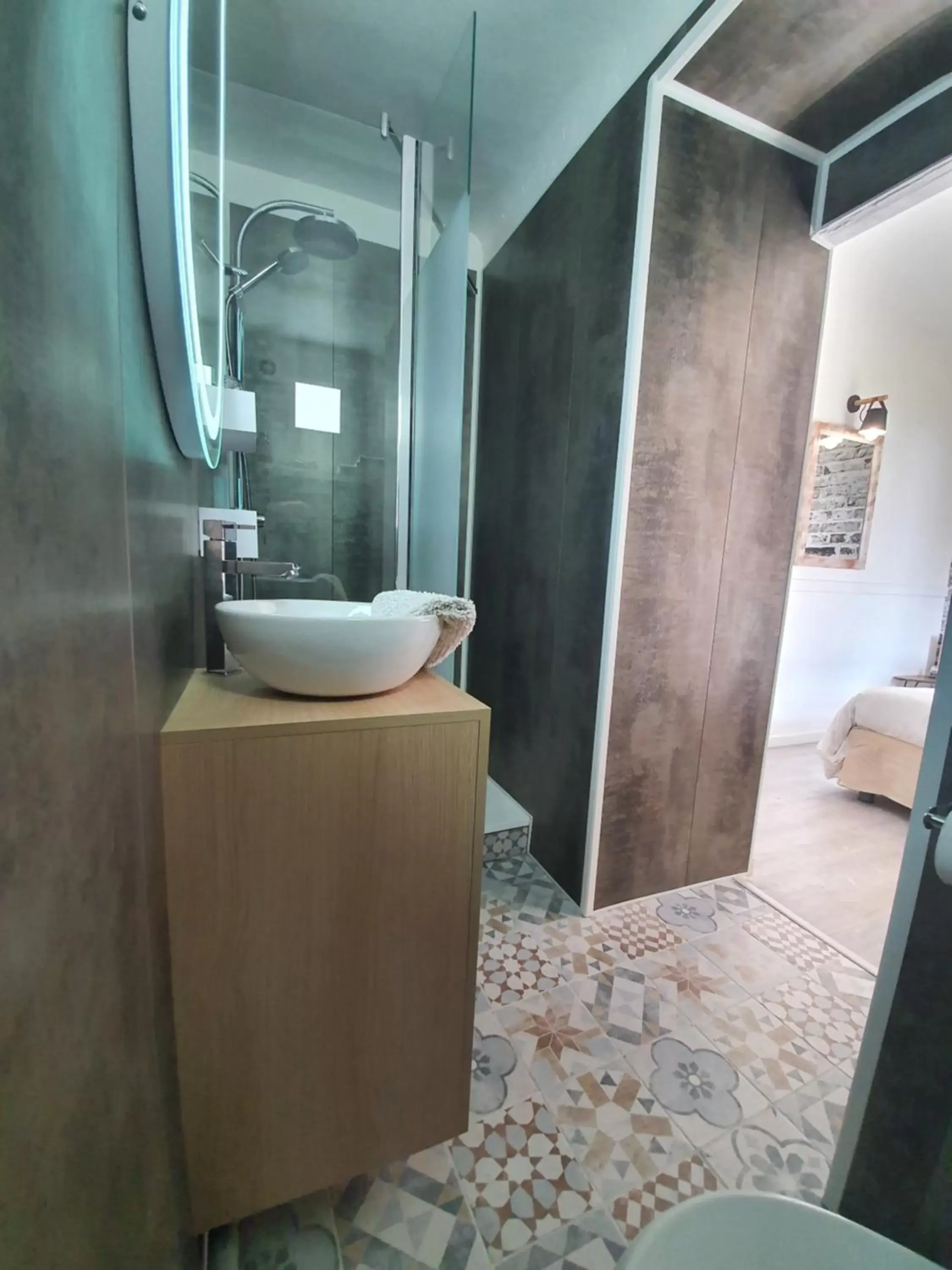 Shower, Bathroom in Hôtel Auberge Provençale