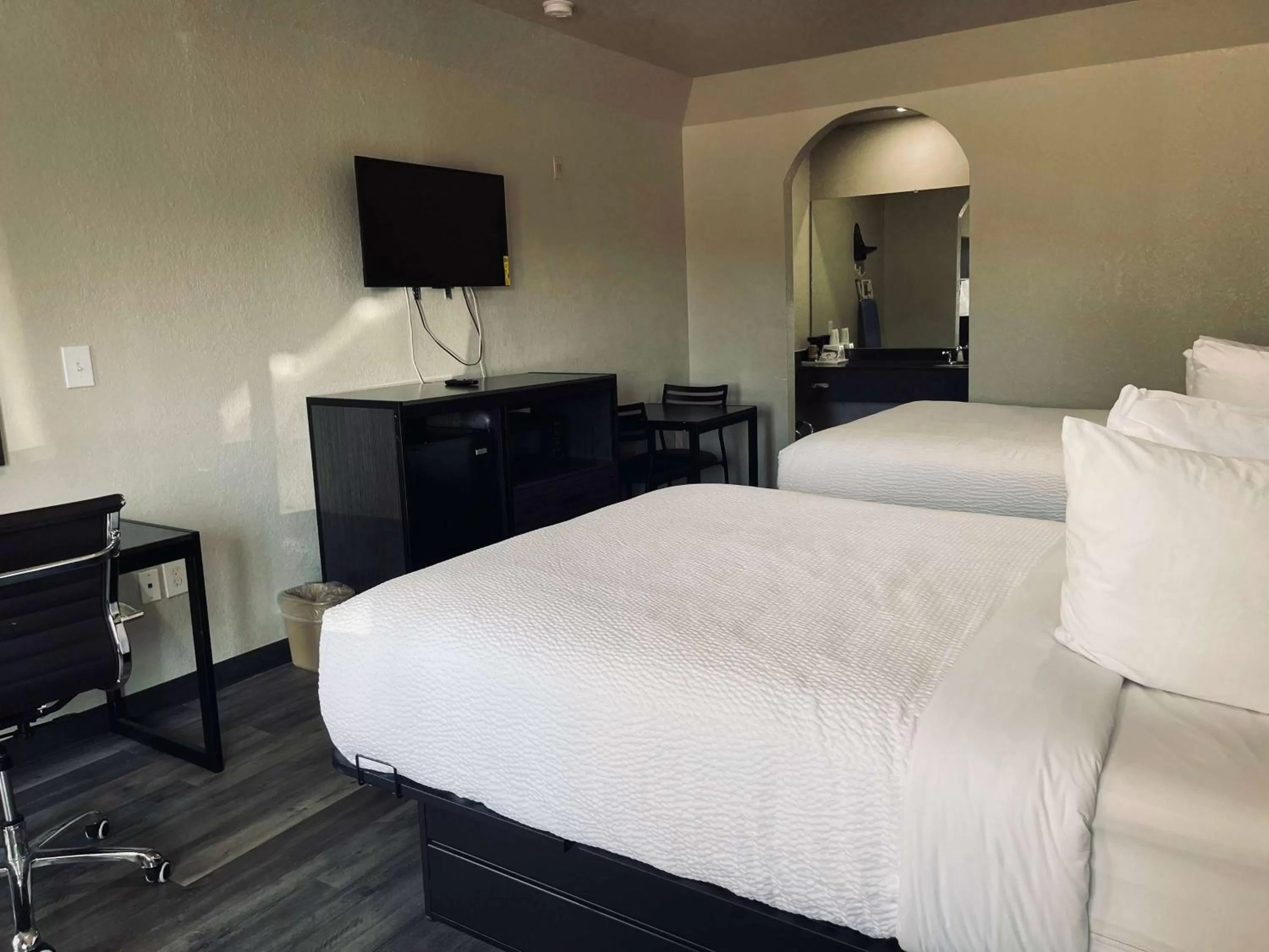 Photo of the whole room, Bed in Days Inn by Wyndham Dickinson TX