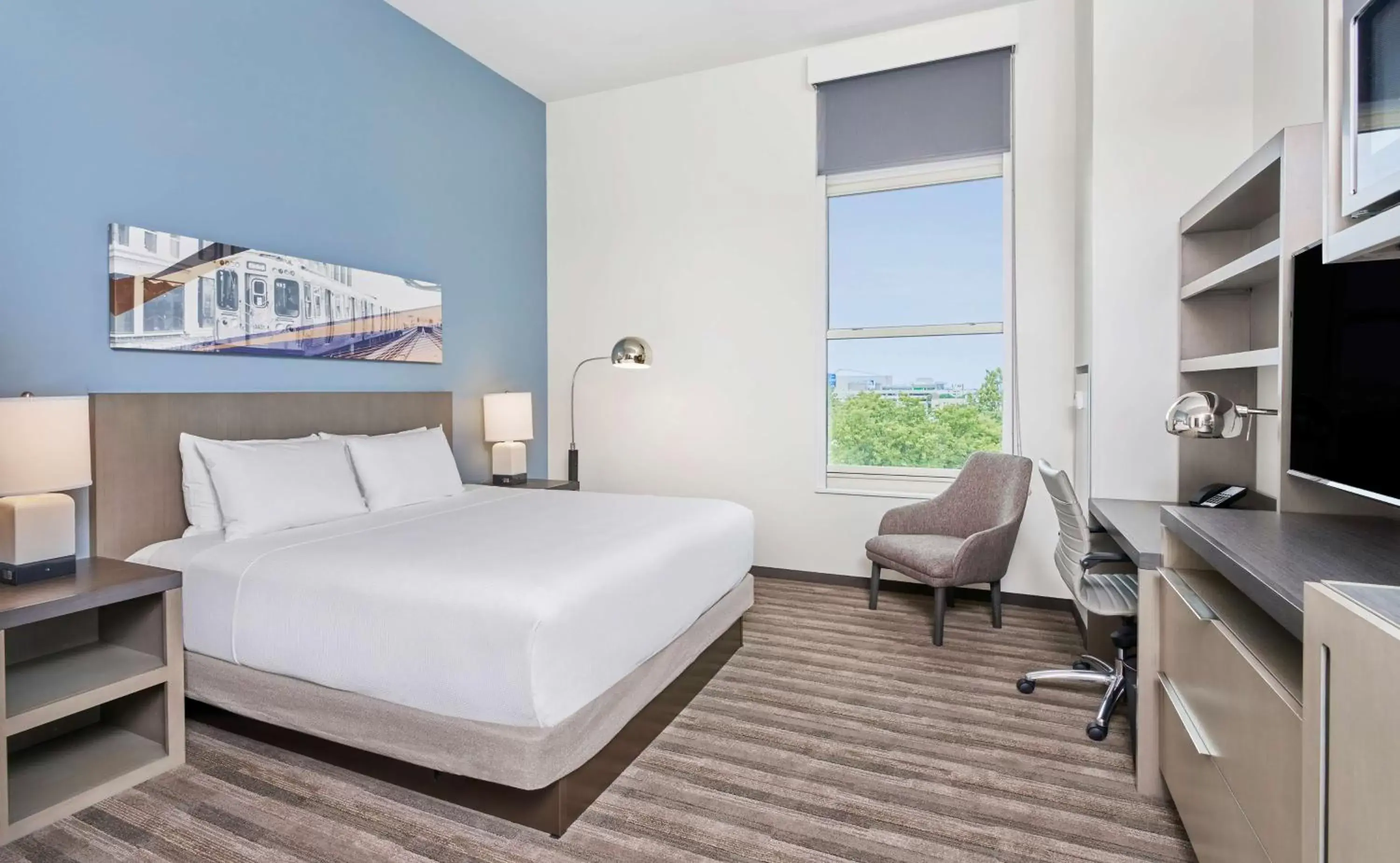 Den Room with King Bed in Hyatt Place Chicago Medical/University District