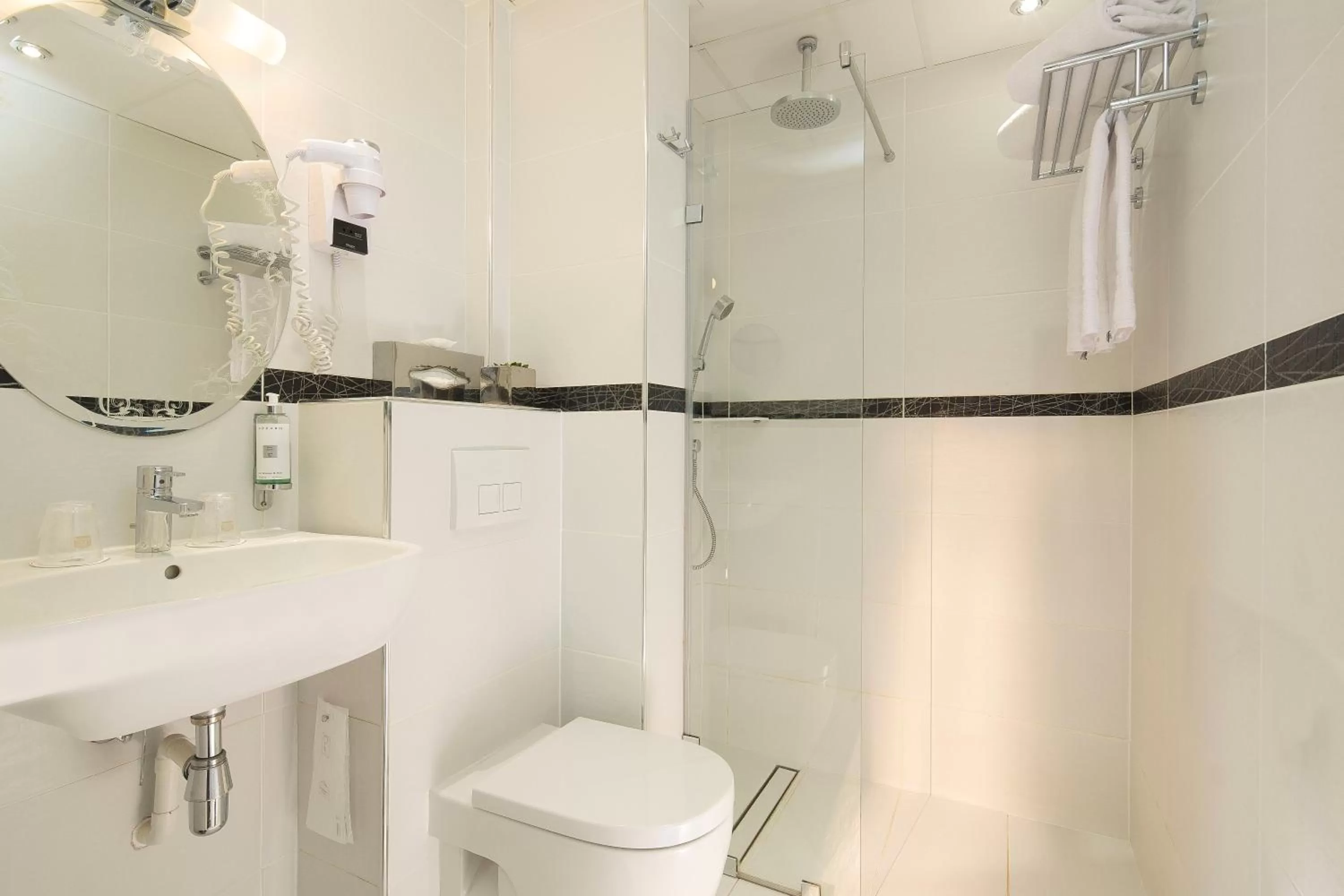 Shower in Hotel Plaza Elysées