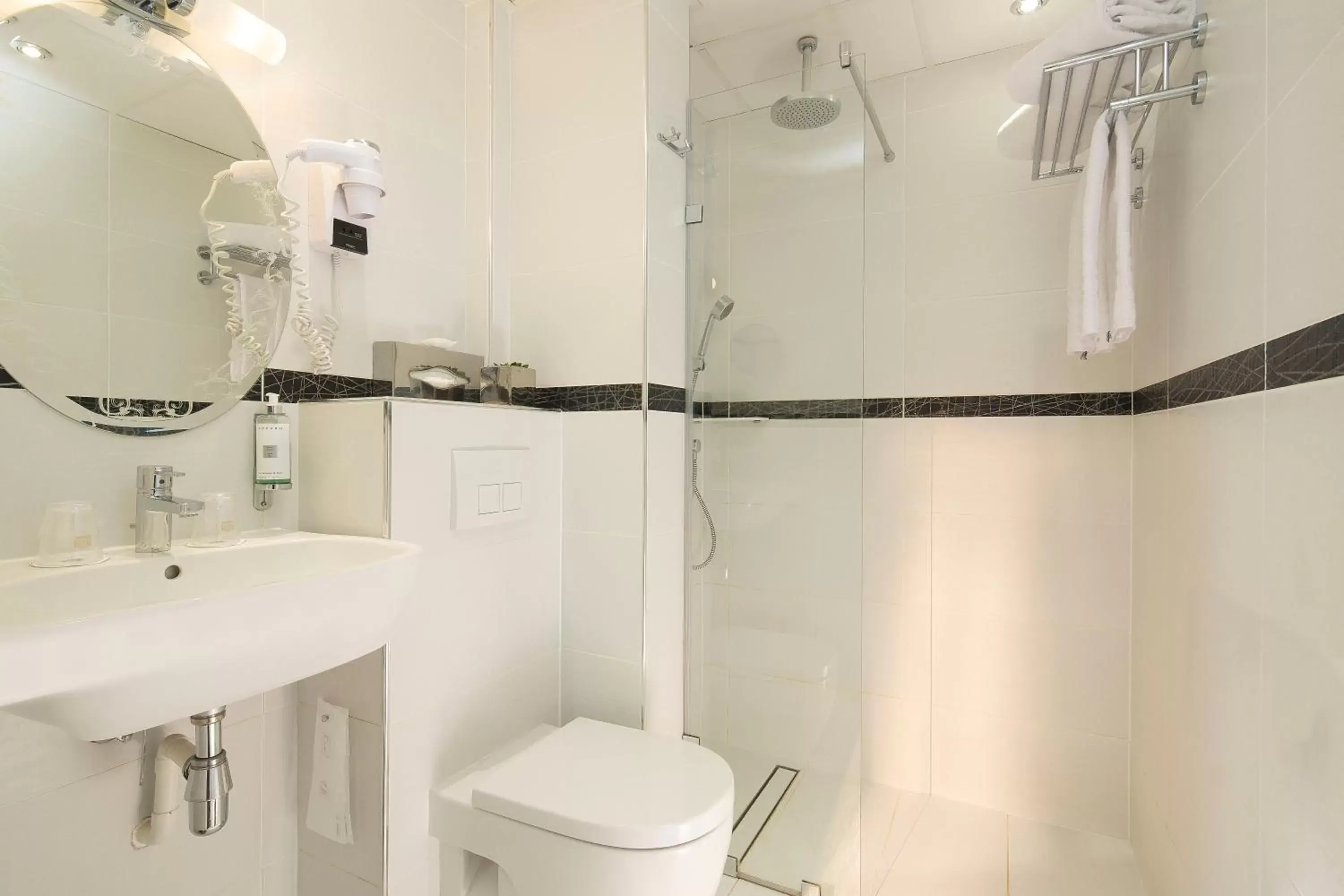 Shower, Bathroom in Hotel Plaza Elysées