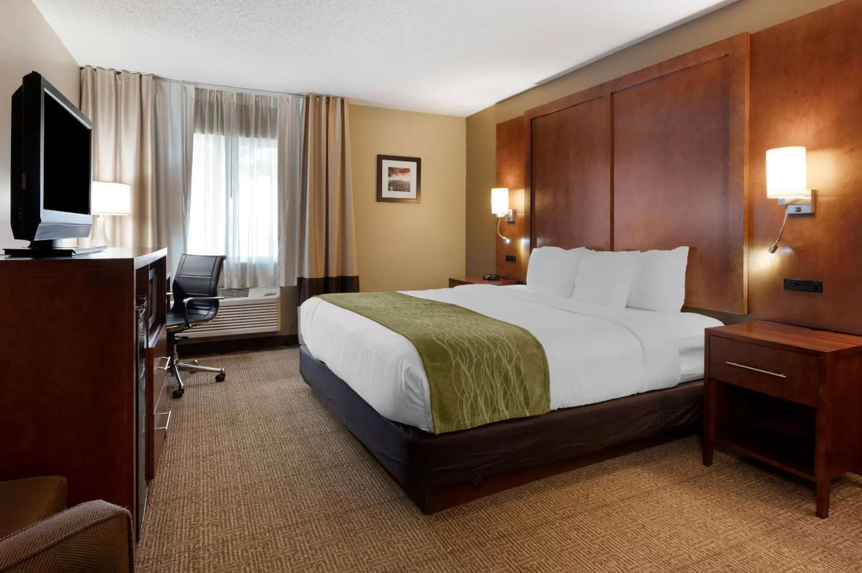 Bedroom, Bed in Comfort Inn Romeoville - Bolingbrook