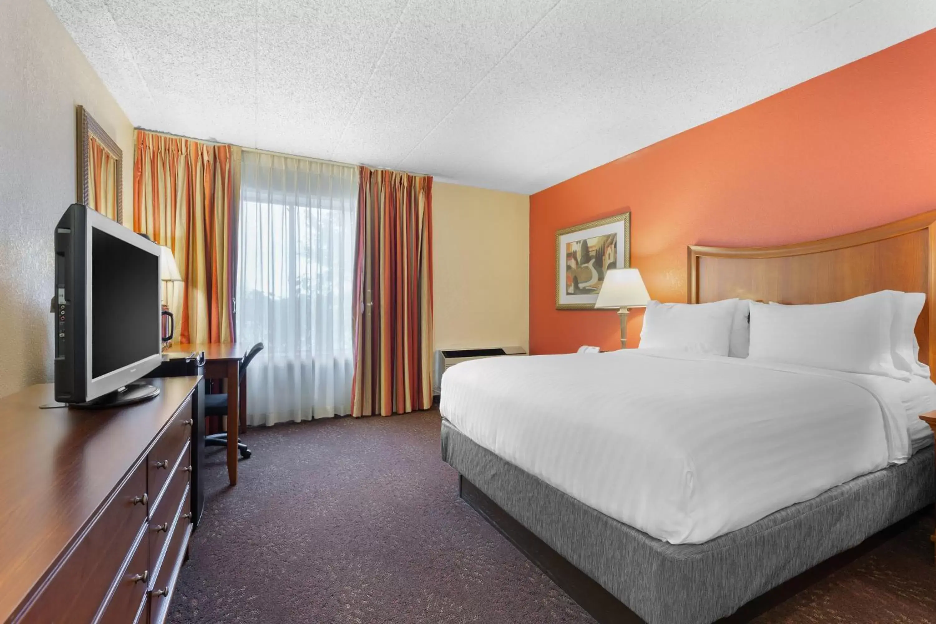 Bed in Holiday Inn Express Chicago-Downers Grove, an IHG Hotel