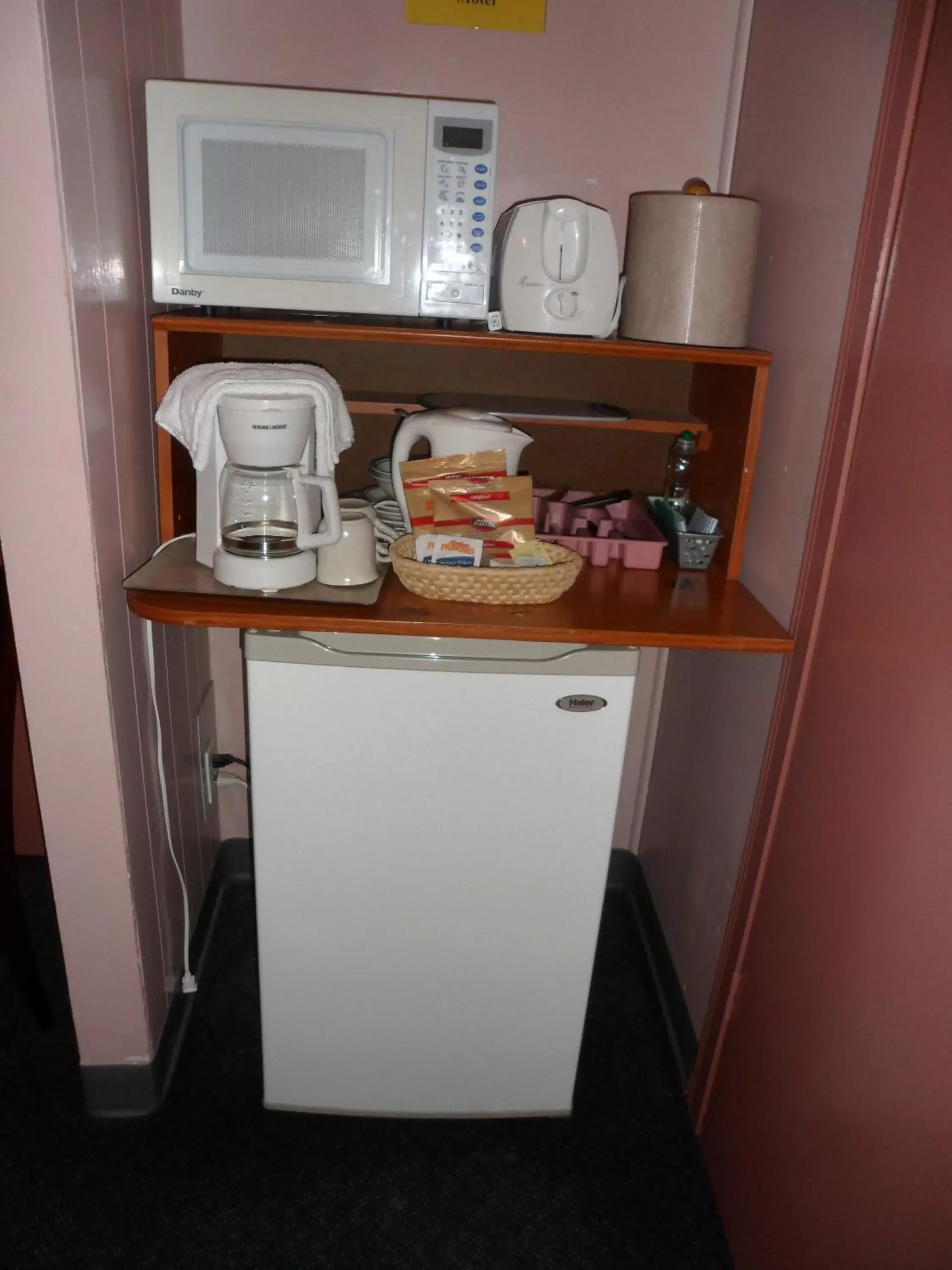 Coffee/tea facilities, Kitchen/Kitchenette in The Silver Birch Motel
