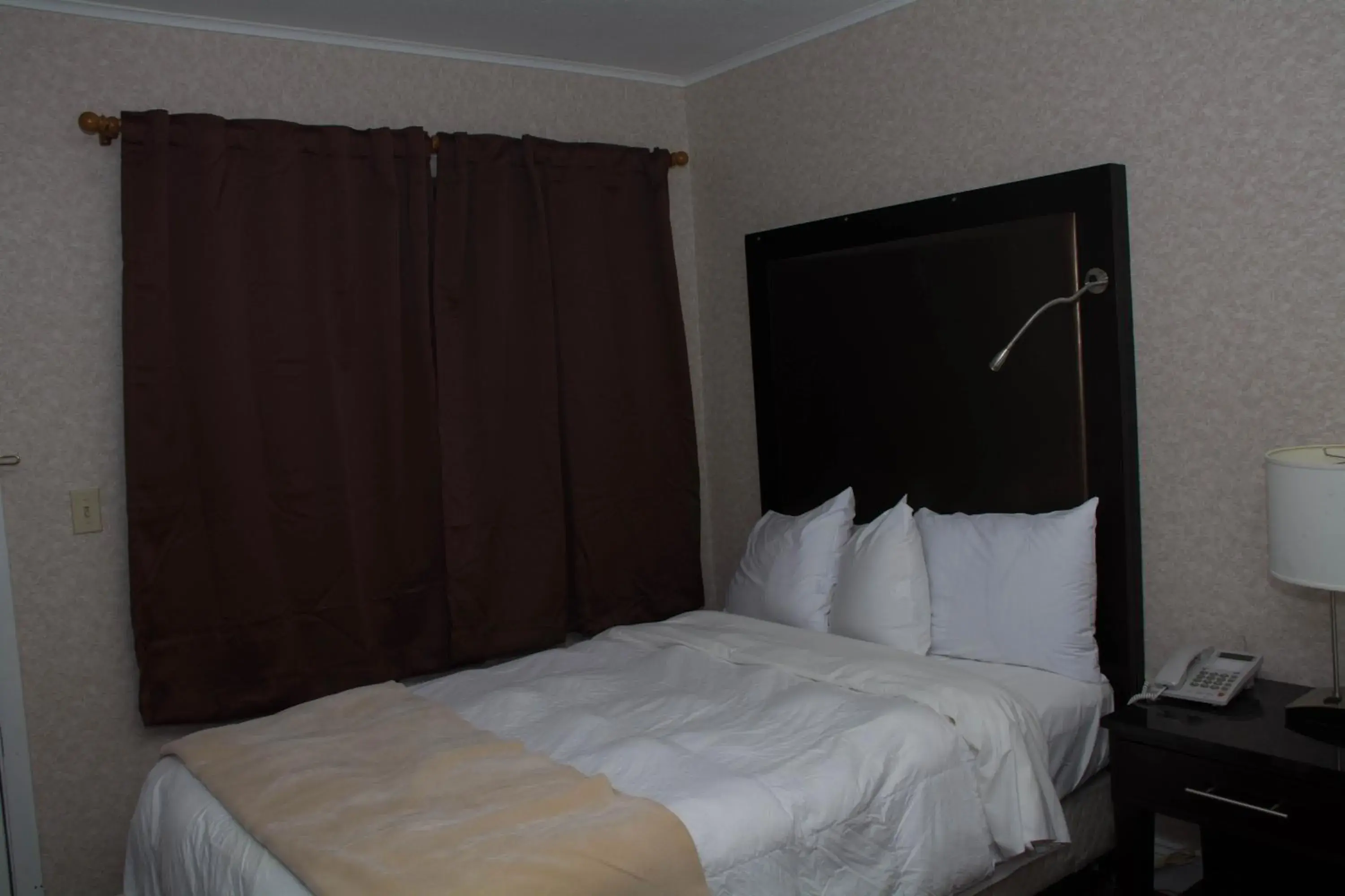 Bedroom, Bed in Atlantic Inn and Suites - Wall Township