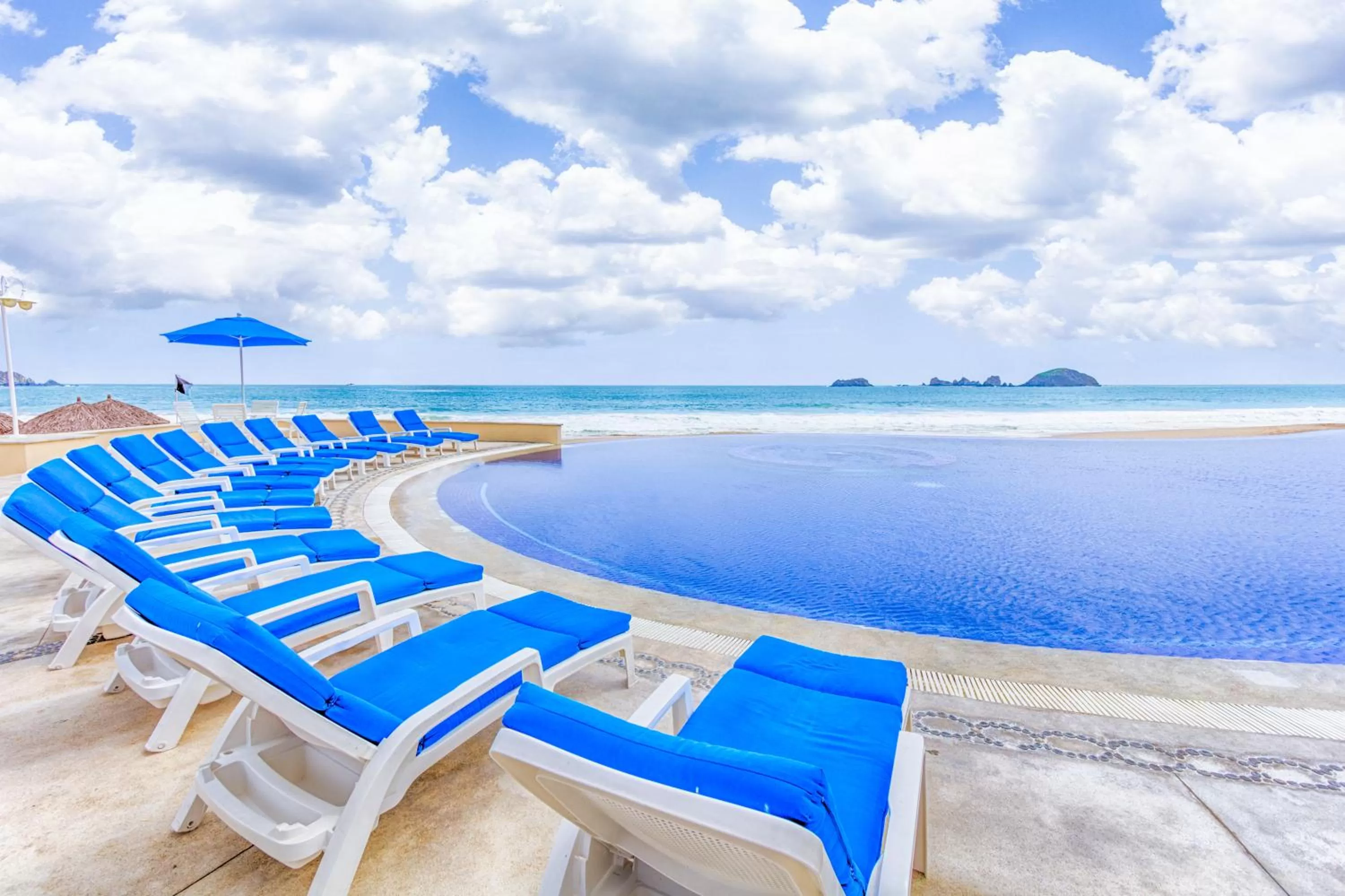 Swimming pool in Posada Real Ixtapa