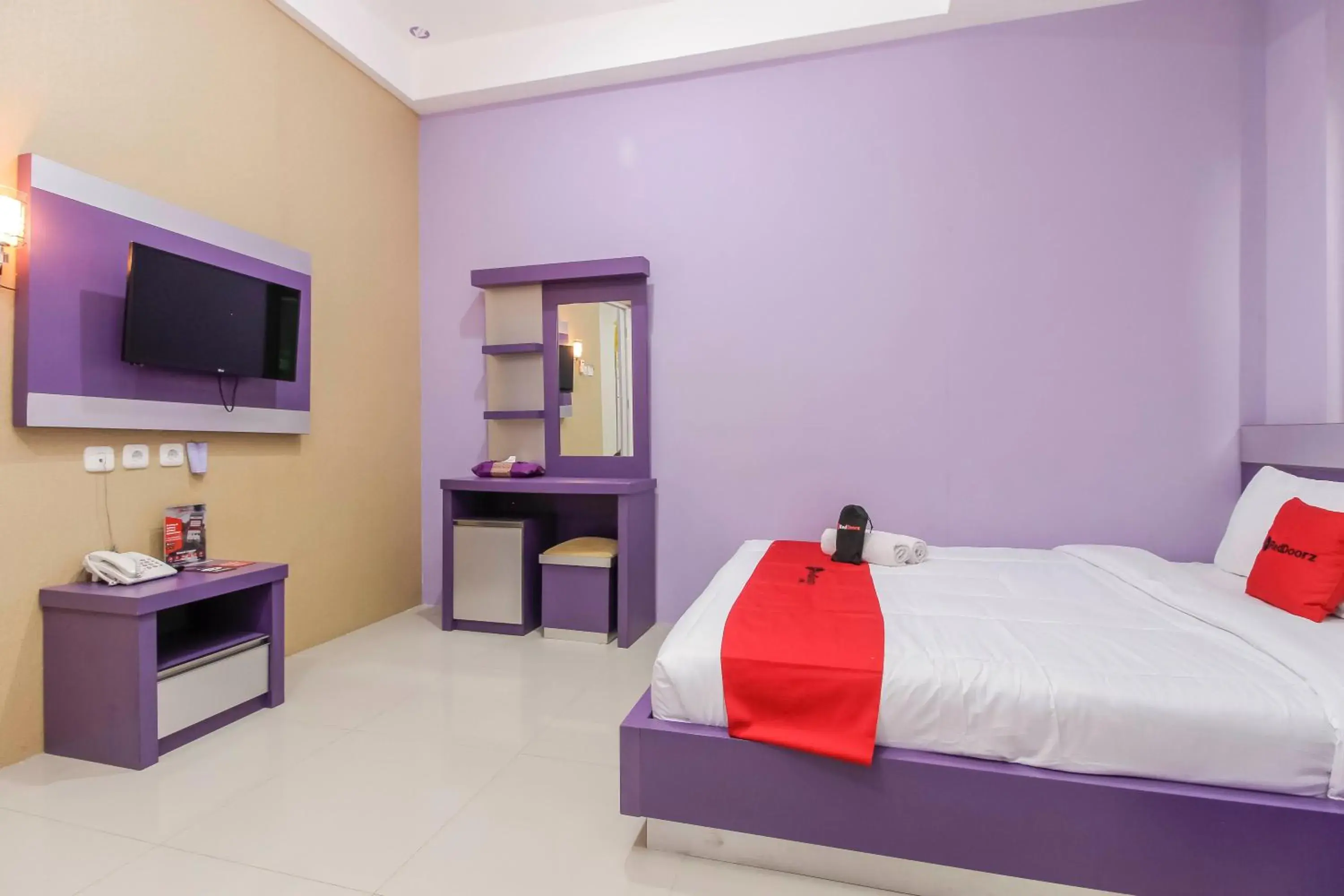 Bedroom, Bed in RedDoorz Plus near Stasiun Bekasi