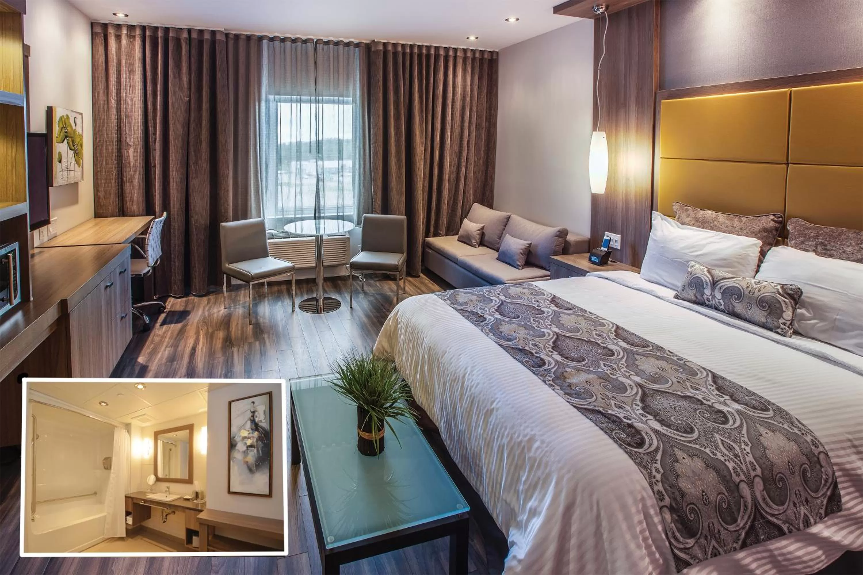 Bathroom, Bed in Hôtel Universel, Centre de congrès Rivière-du-Loup