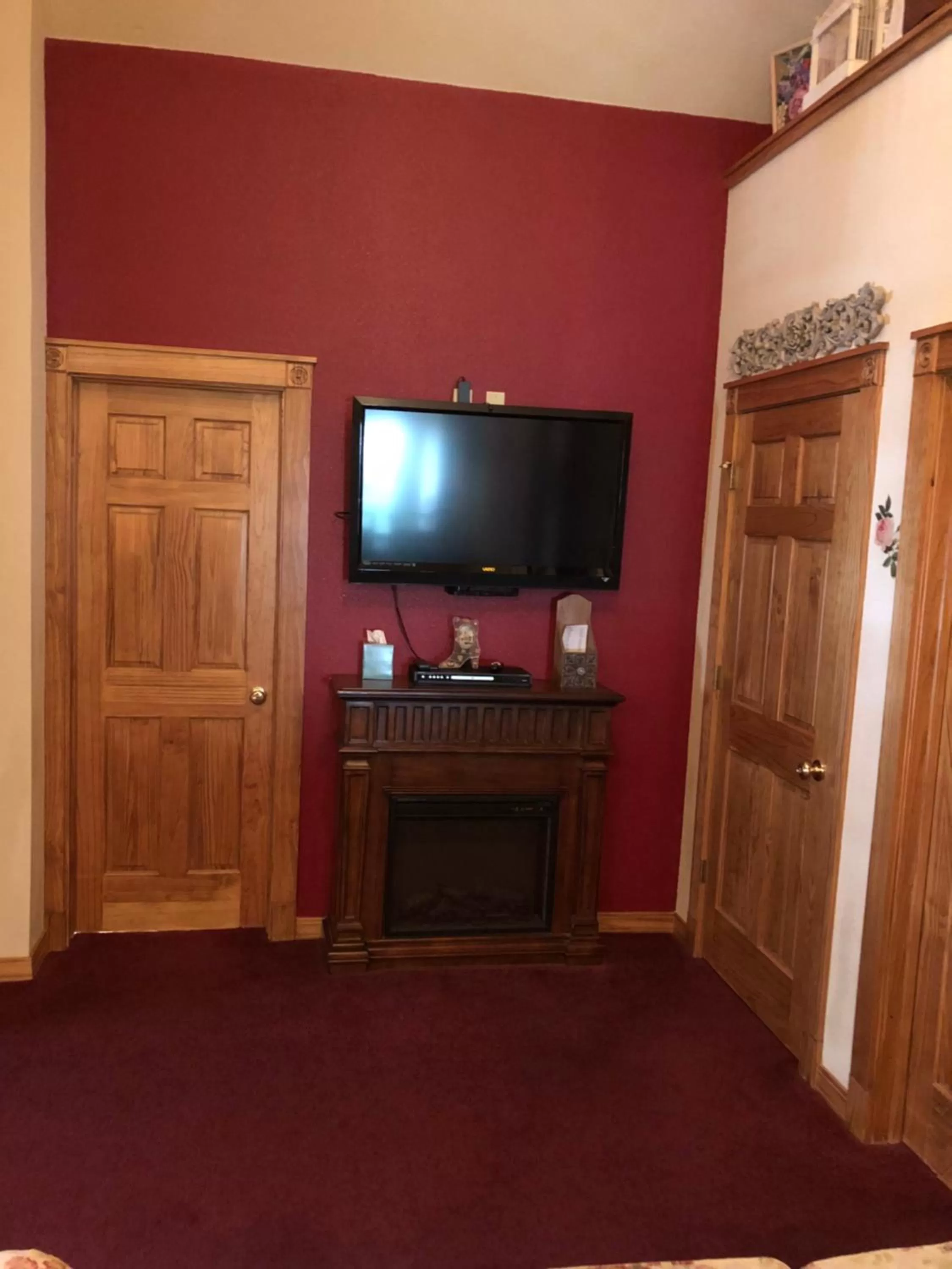 TV and multimedia in All Seasons Inn
