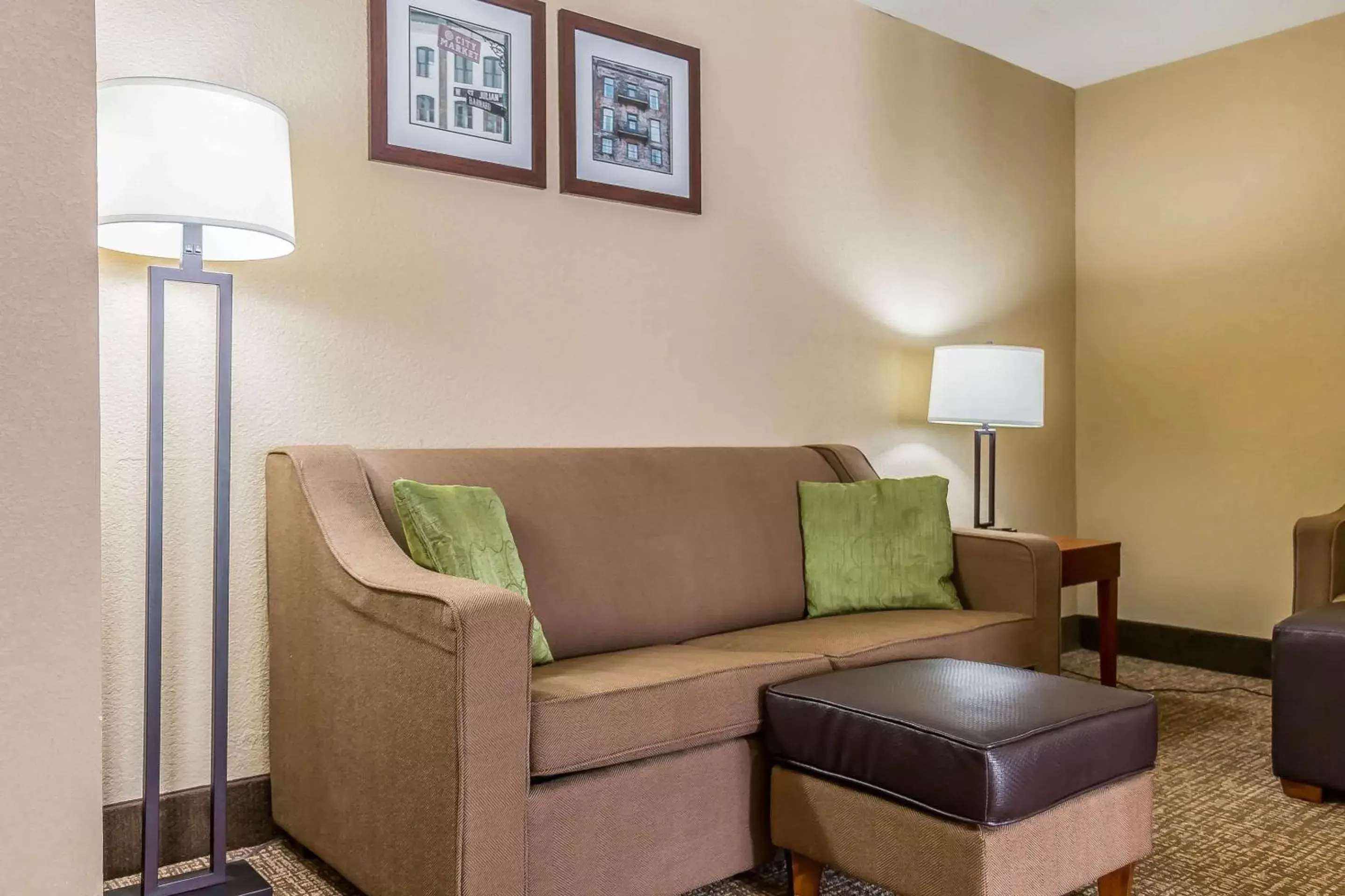 Photo of the whole room, Seating Area in Comfort Inn Savannah