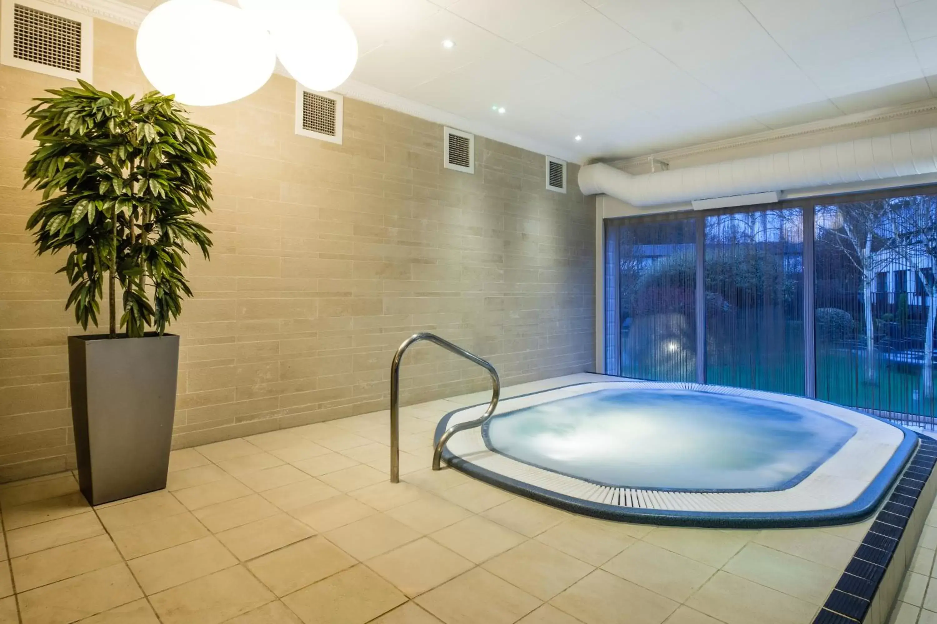Spa and wellness centre/facilities, Swimming Pool in Crowne Plaza Felbridge - Gatwick, an IHG Hotel